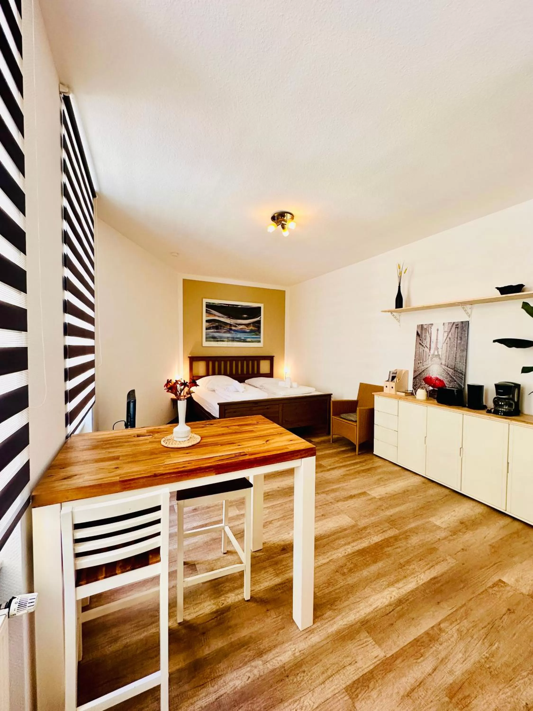 Dining Area in Saale, Marktplatz Zentrum, Apartmenthaus am Dom von Plant Room