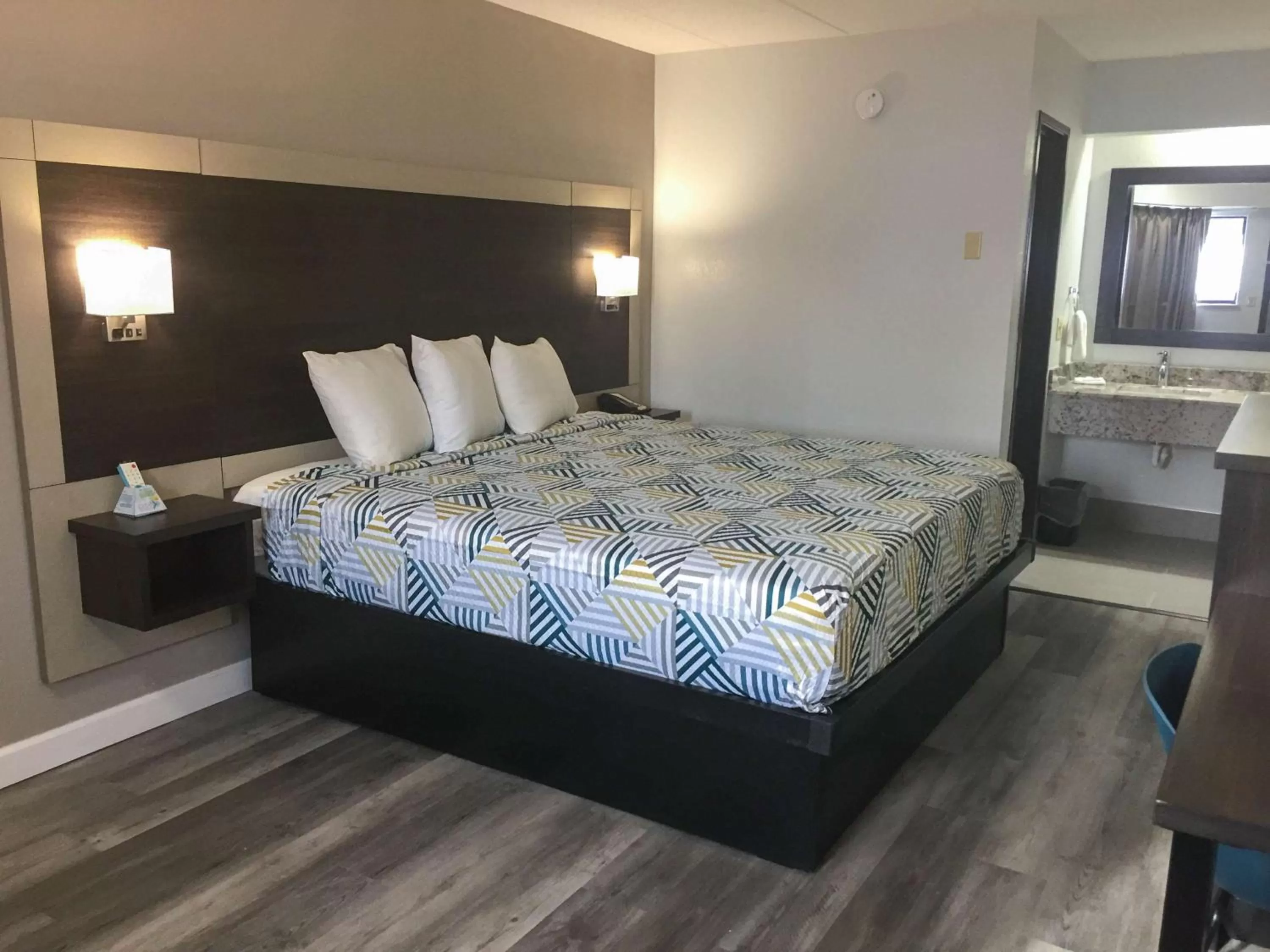 Photo of the whole room, Bed in Motel 6-Burnsville, MN