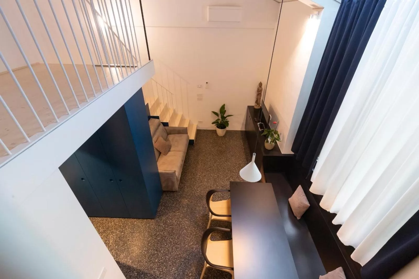 Living room in Pepper Suite