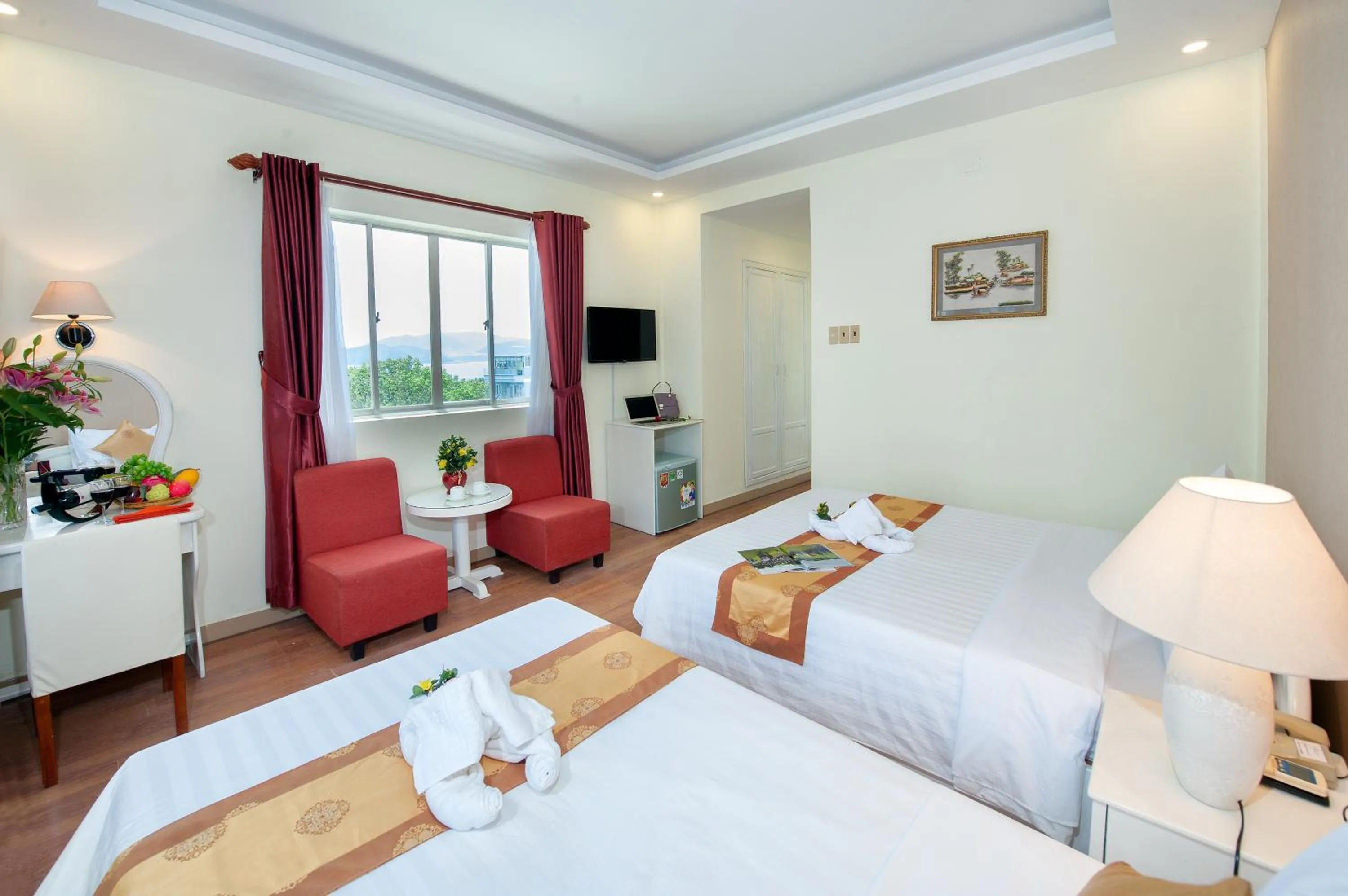 Living room, Bed in Palm Beach Hotel