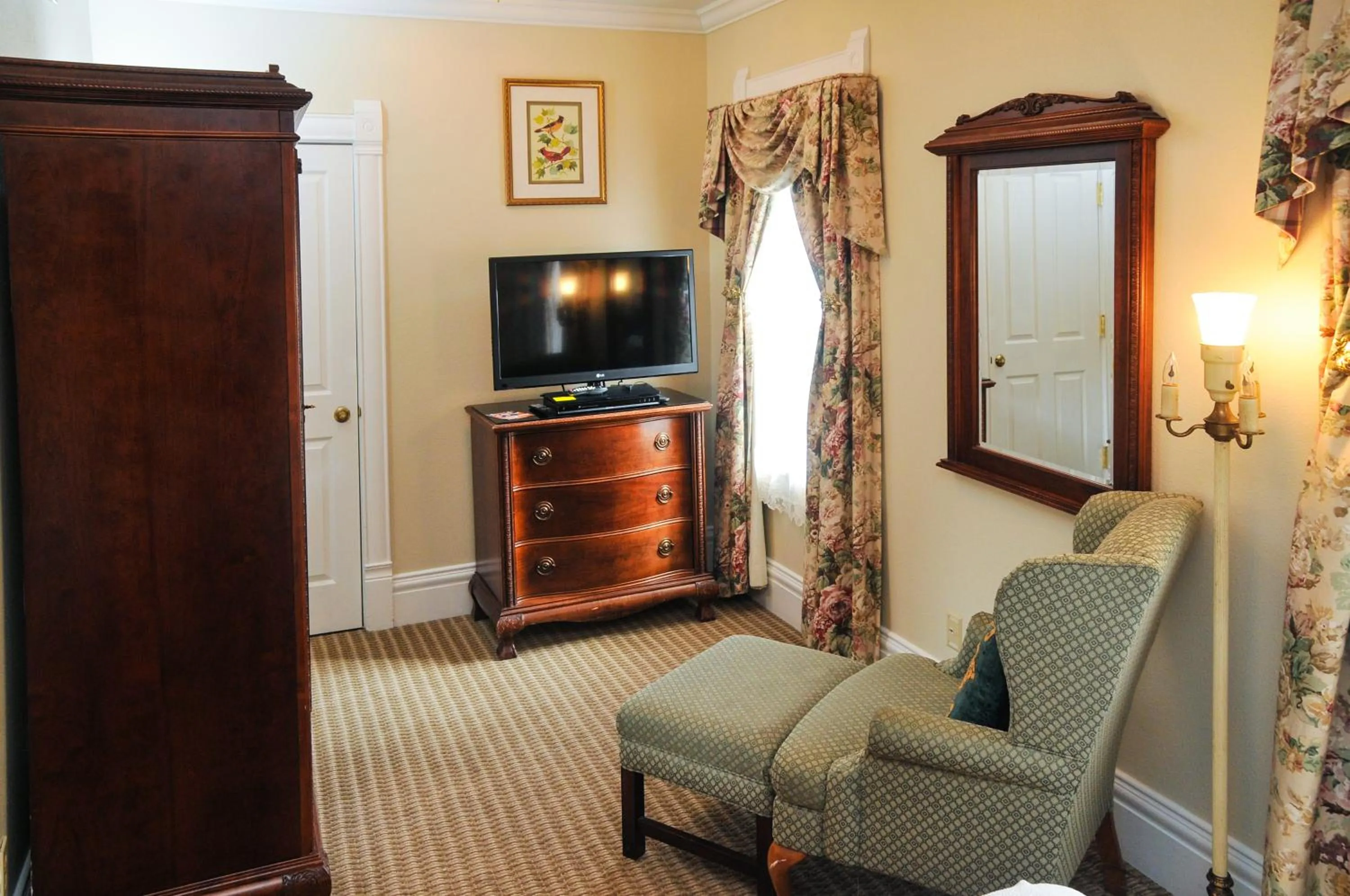 TV and multimedia in Cliff House at Pikes Peak