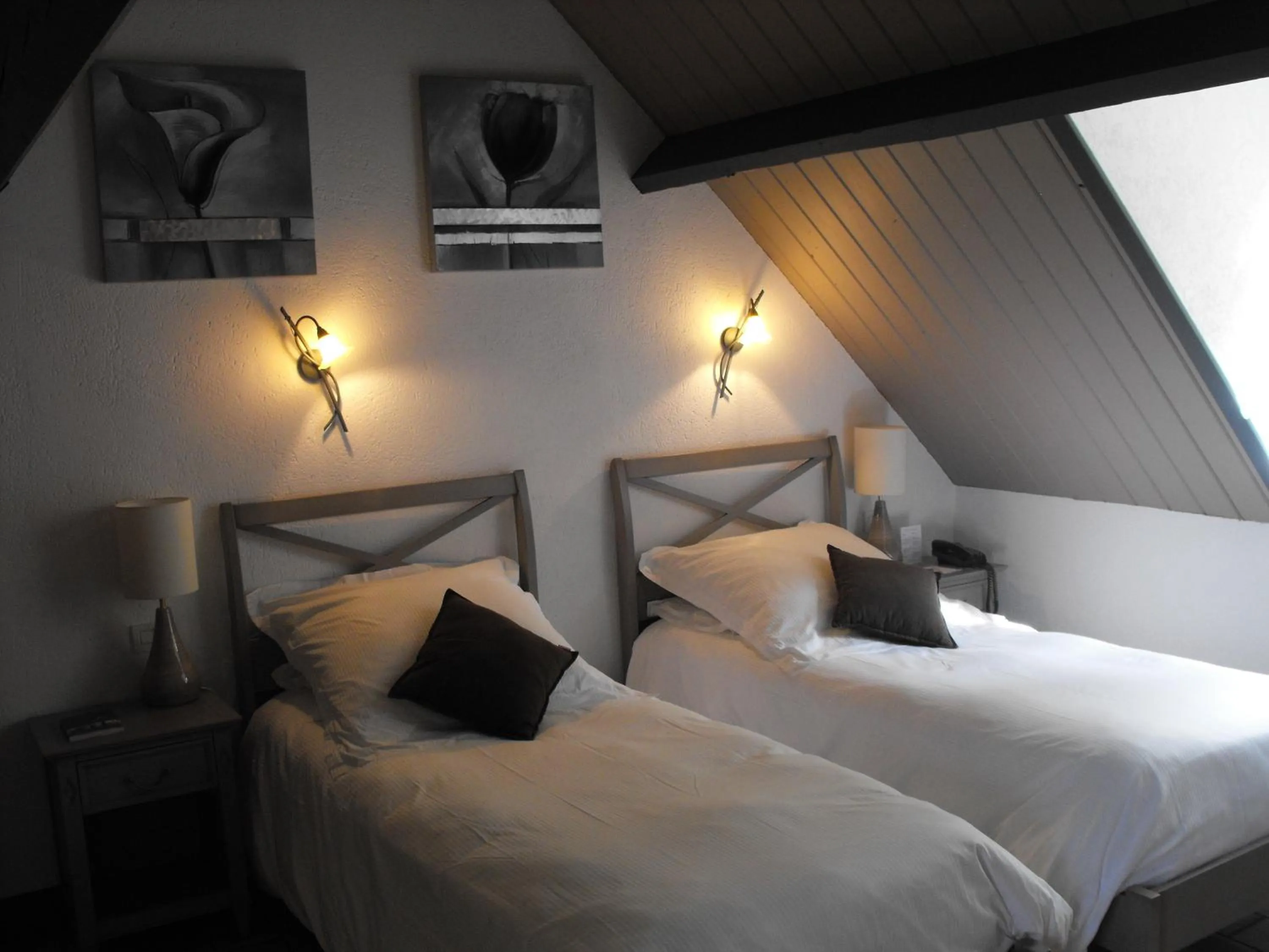 Bed in L'Orée des Chênes, The Originals Relais