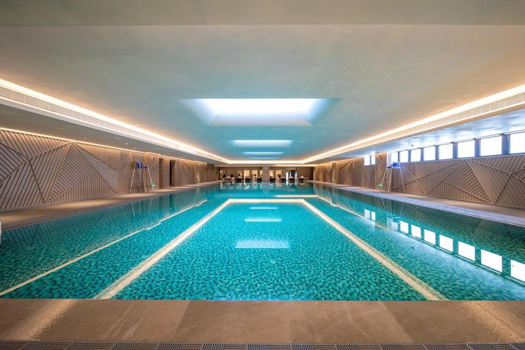 Swimming pool in HUALUXE Xi'an Chanba by IHG