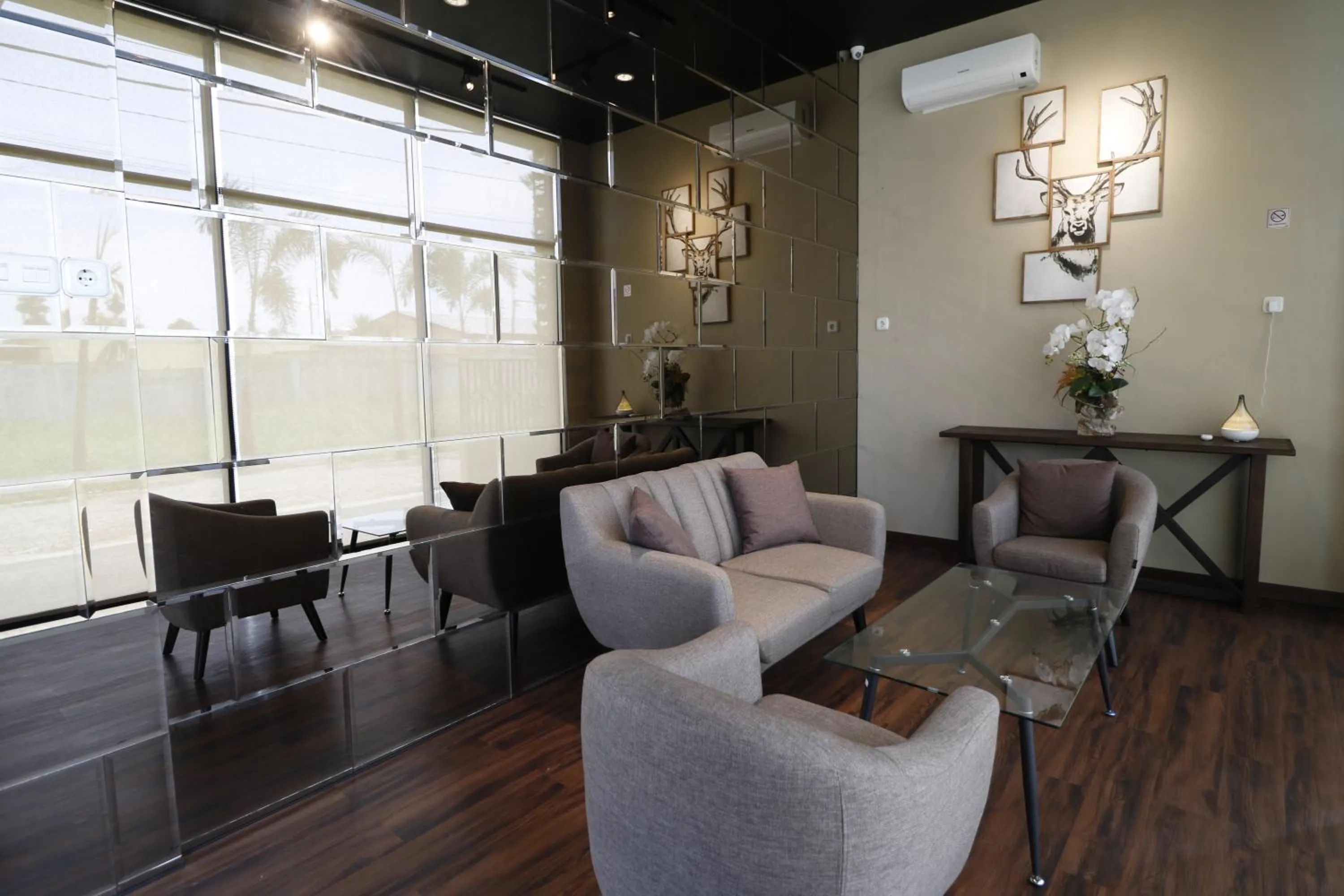 Seating area in RedDoorz Plus near Universitas Sumatera Utara