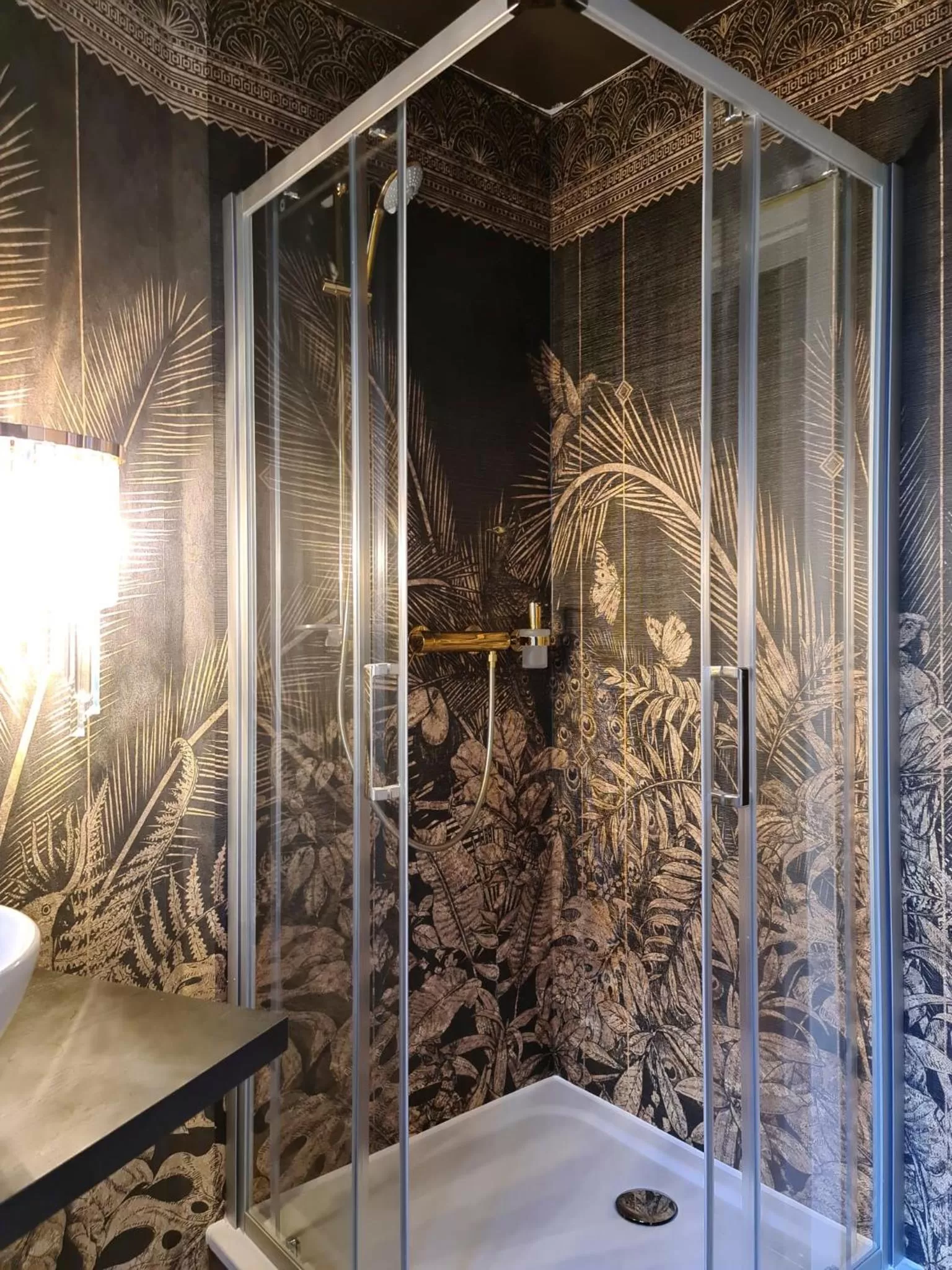 Shower in The Henry Self Check-In Guesthouse