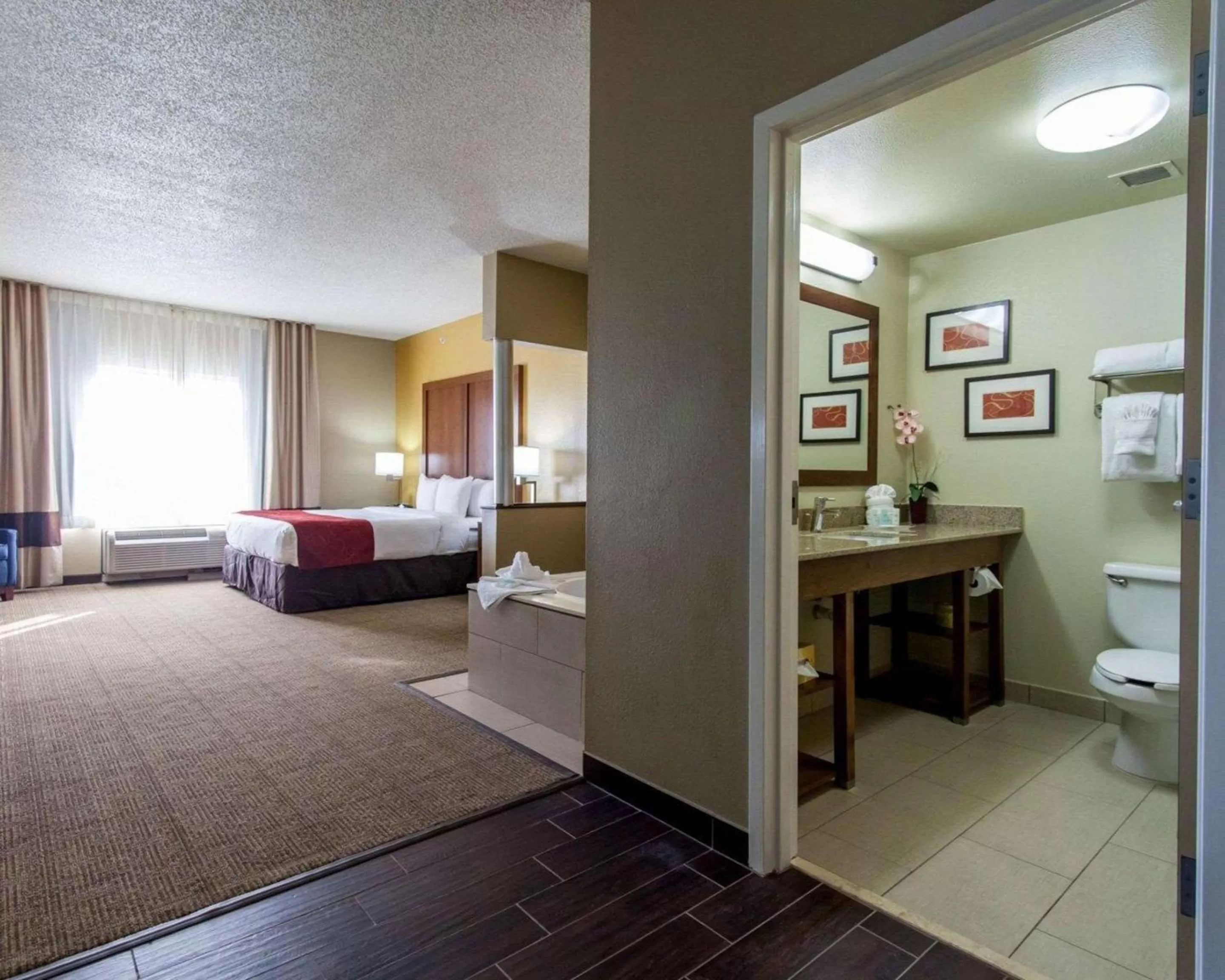 Photo of the whole room, Bed in Comfort Suites Tulsa Central