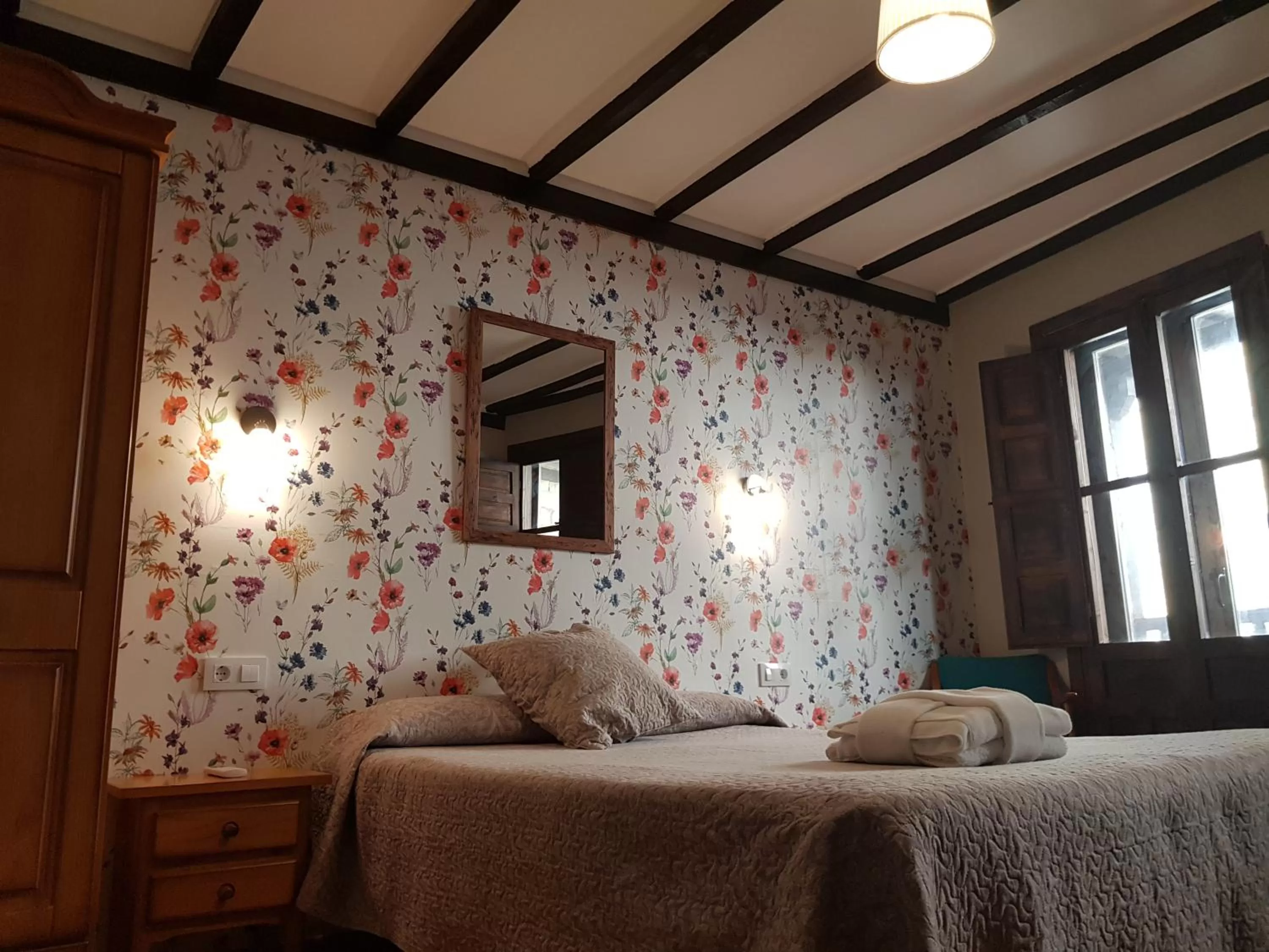 Photo of the whole room, Bed in Hotel Judería Valle del Jerte