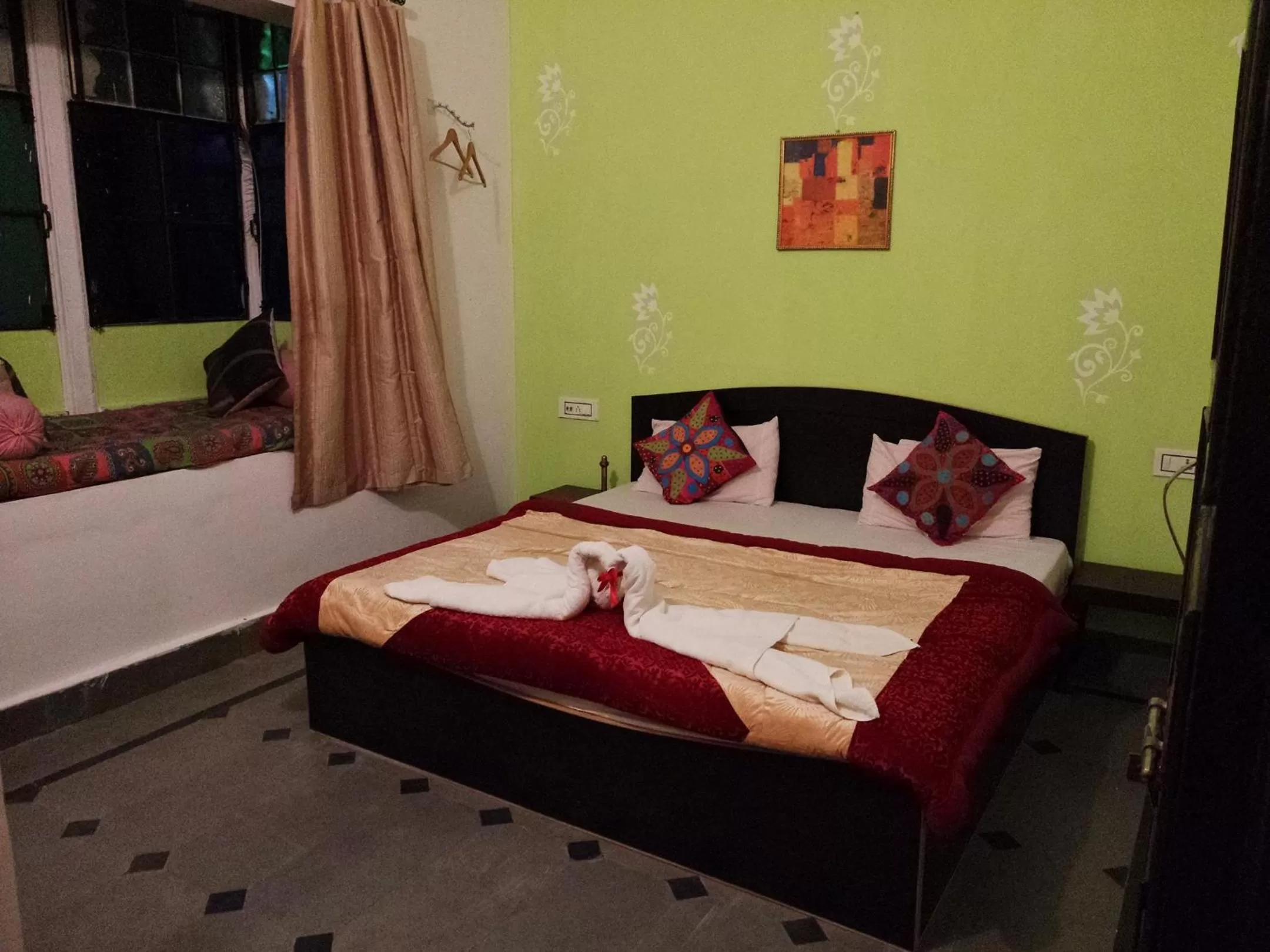 Bed in Hotel Bundi House