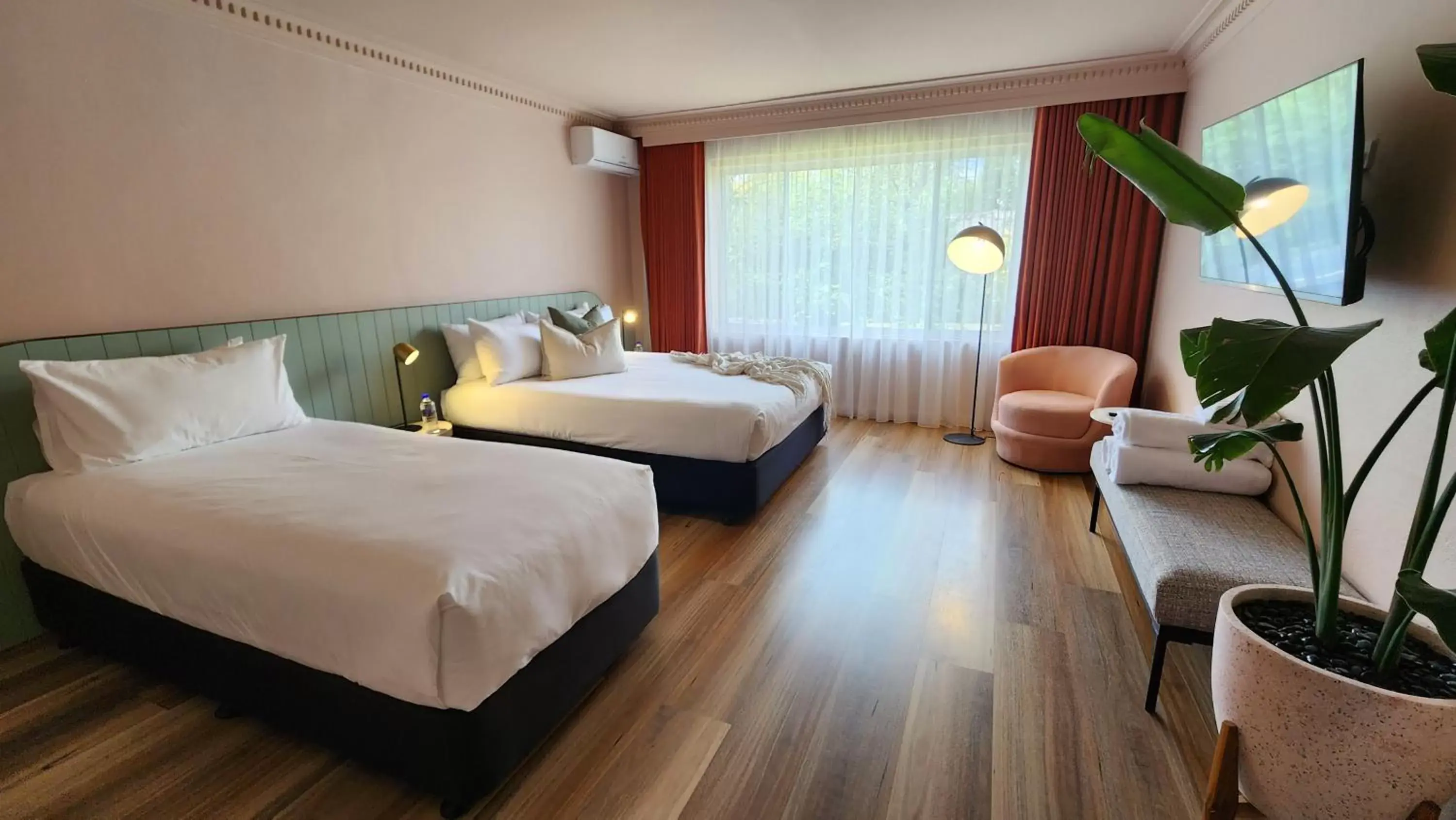 Queen Plus One in Kyah Queen Plus One in Kyah