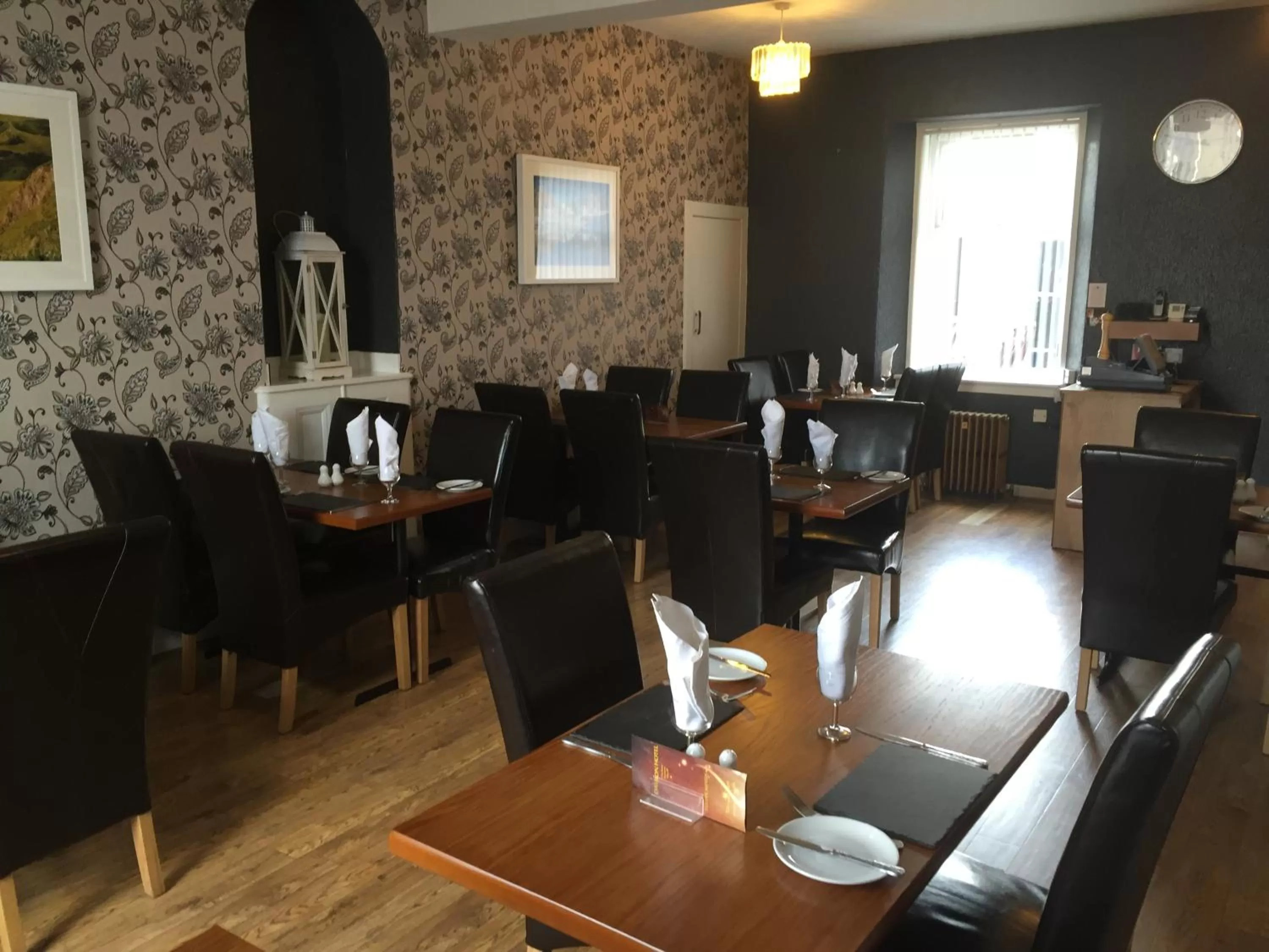 Restaurant/places to eat in The Davron Hotel