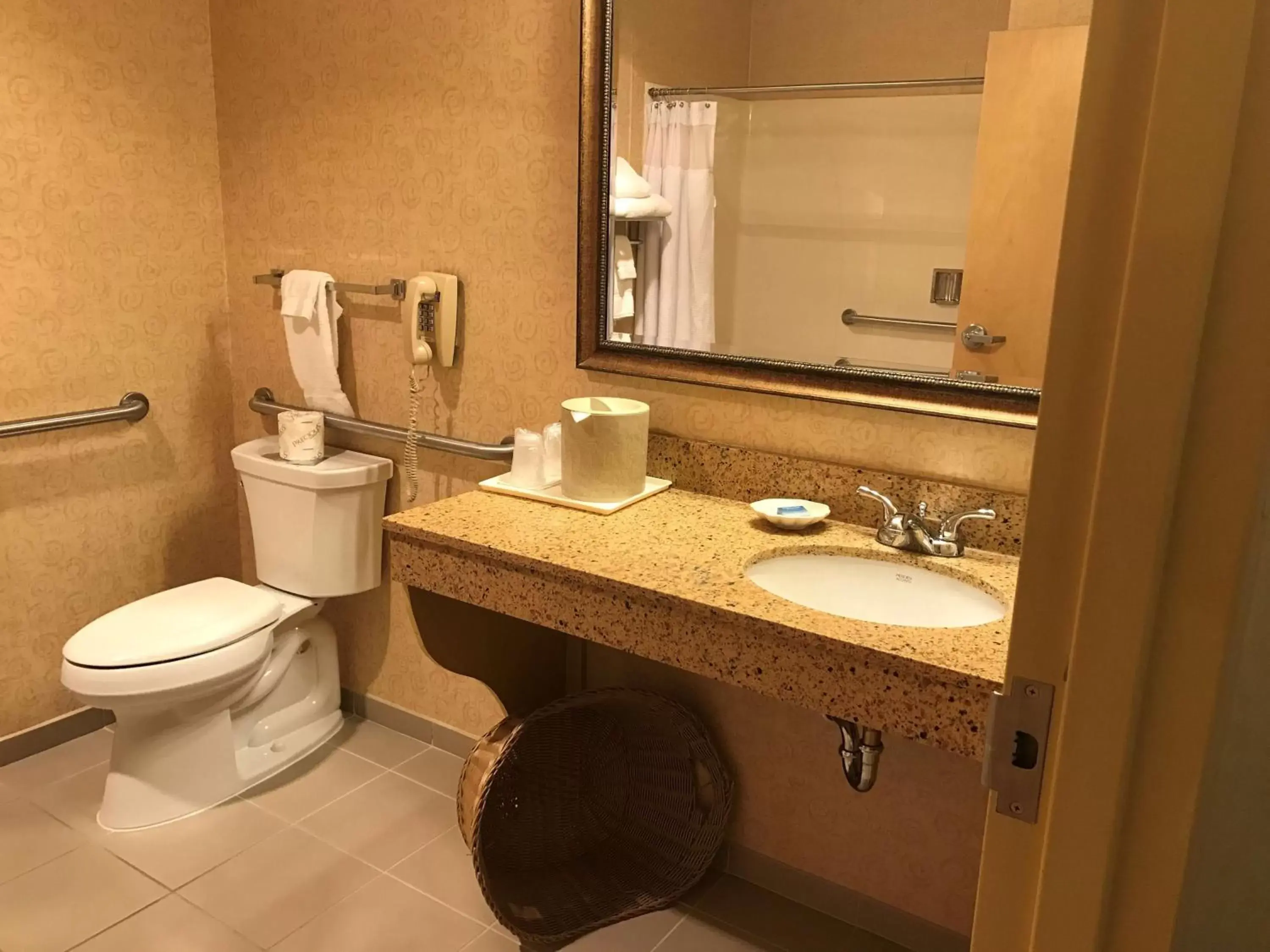 Queen Room with Two Queen Beds and Mobility Accessible Roll-In Shower/Non-Smoking in Best Western PLUS Revere Inn & Suites Queen Room with Two Queen Beds and Mobility Accessible Roll-In Shower/Non-Smoking in Best Western PLUS Revere Inn & Suites