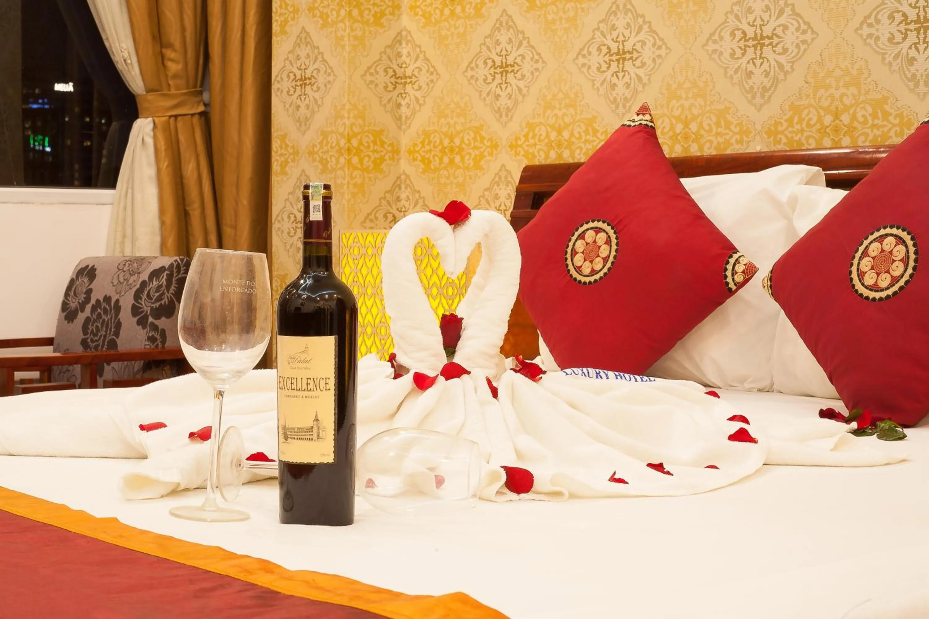 Logo/Certificate/Sign, Bed in Hanoi Luxury Hotel