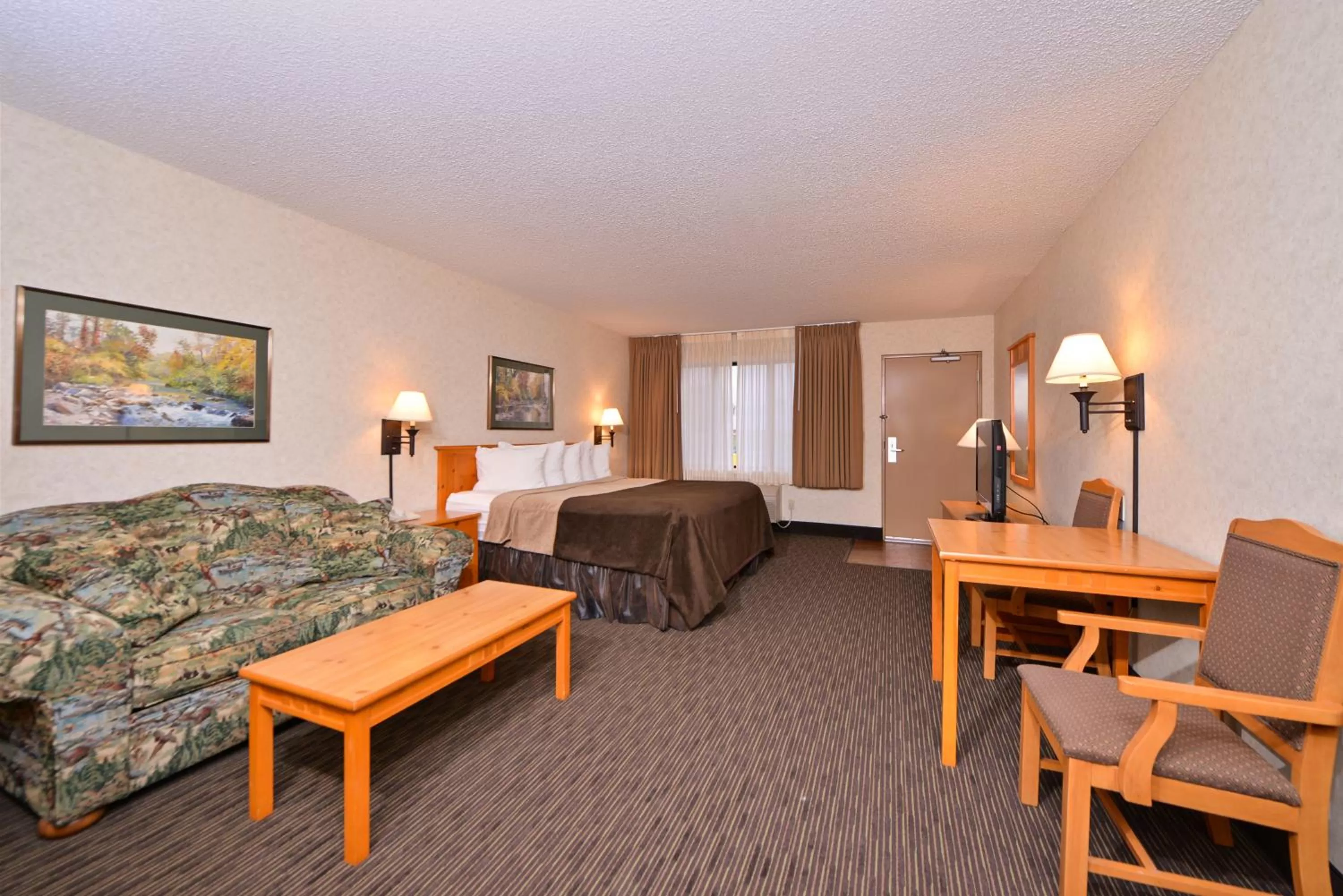 Photo of the whole room, Bed in Kelly Inn and Suites Mitchell