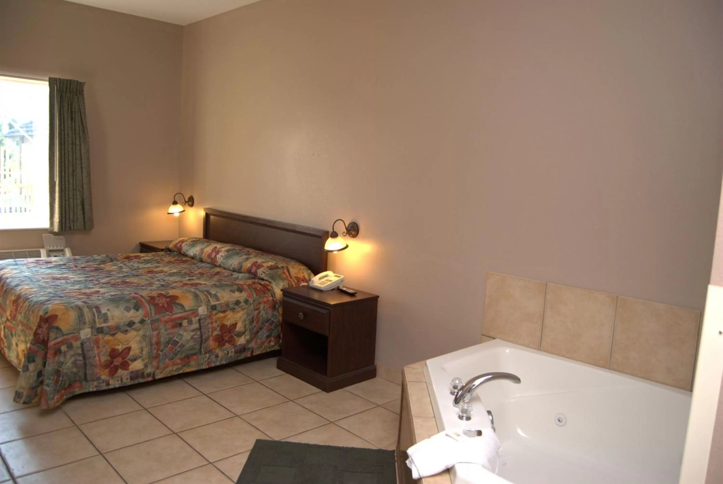 Photo of the whole room, Bed in Commodore Resort