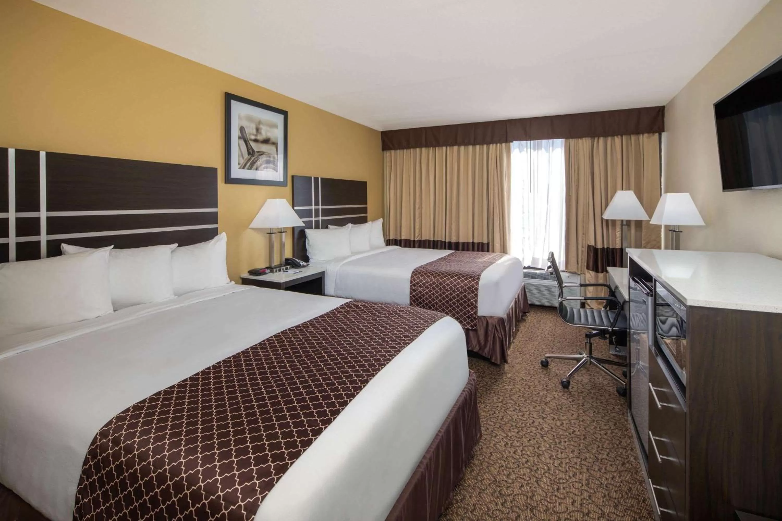 Photo of the whole room, Bed in Baymont Inn & Suites by Wyndham Hammond