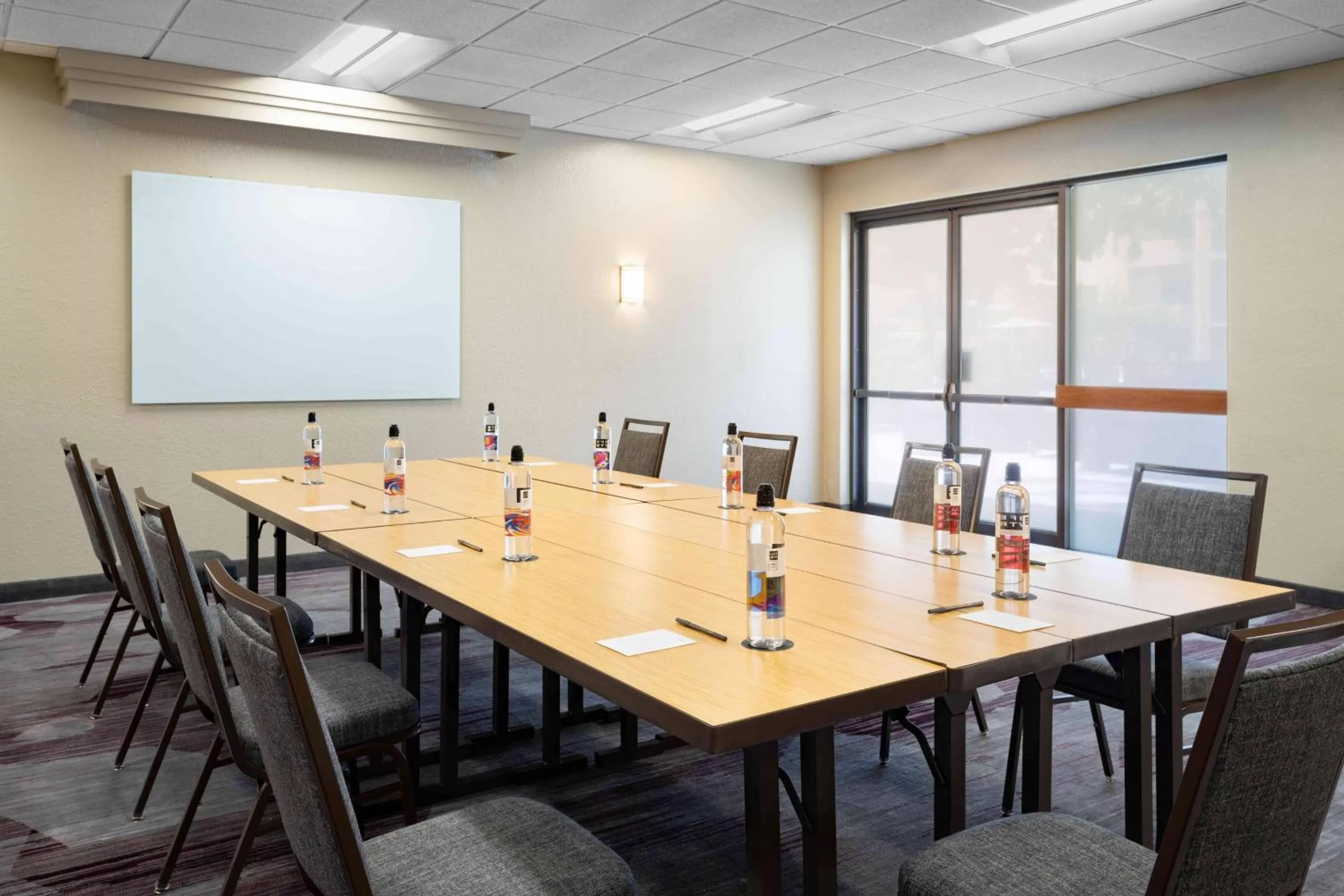 Meeting/conference room in Courtyard Miami Airport West Doral