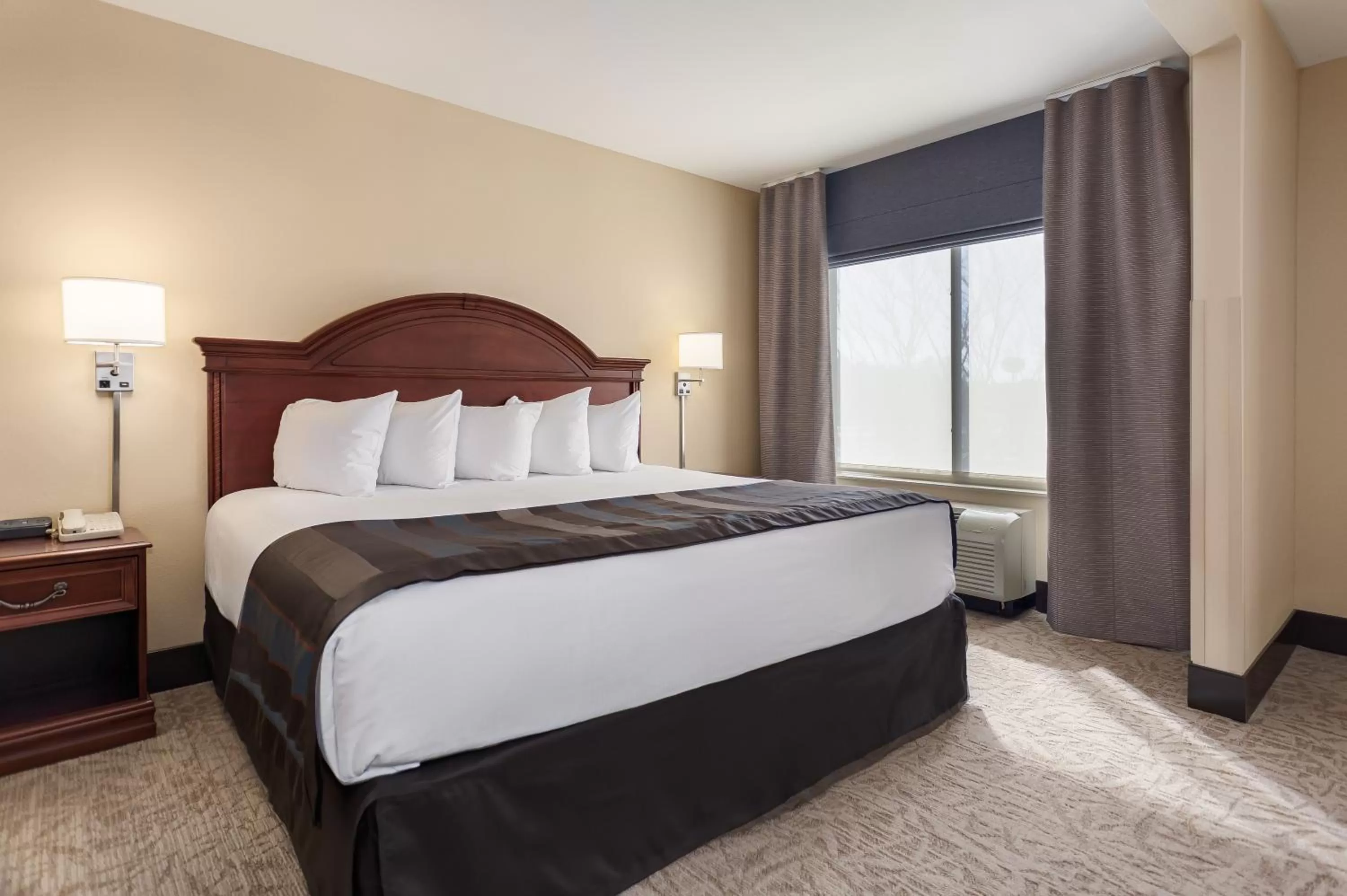 Bed in Lexington Expo Hotel by IHG