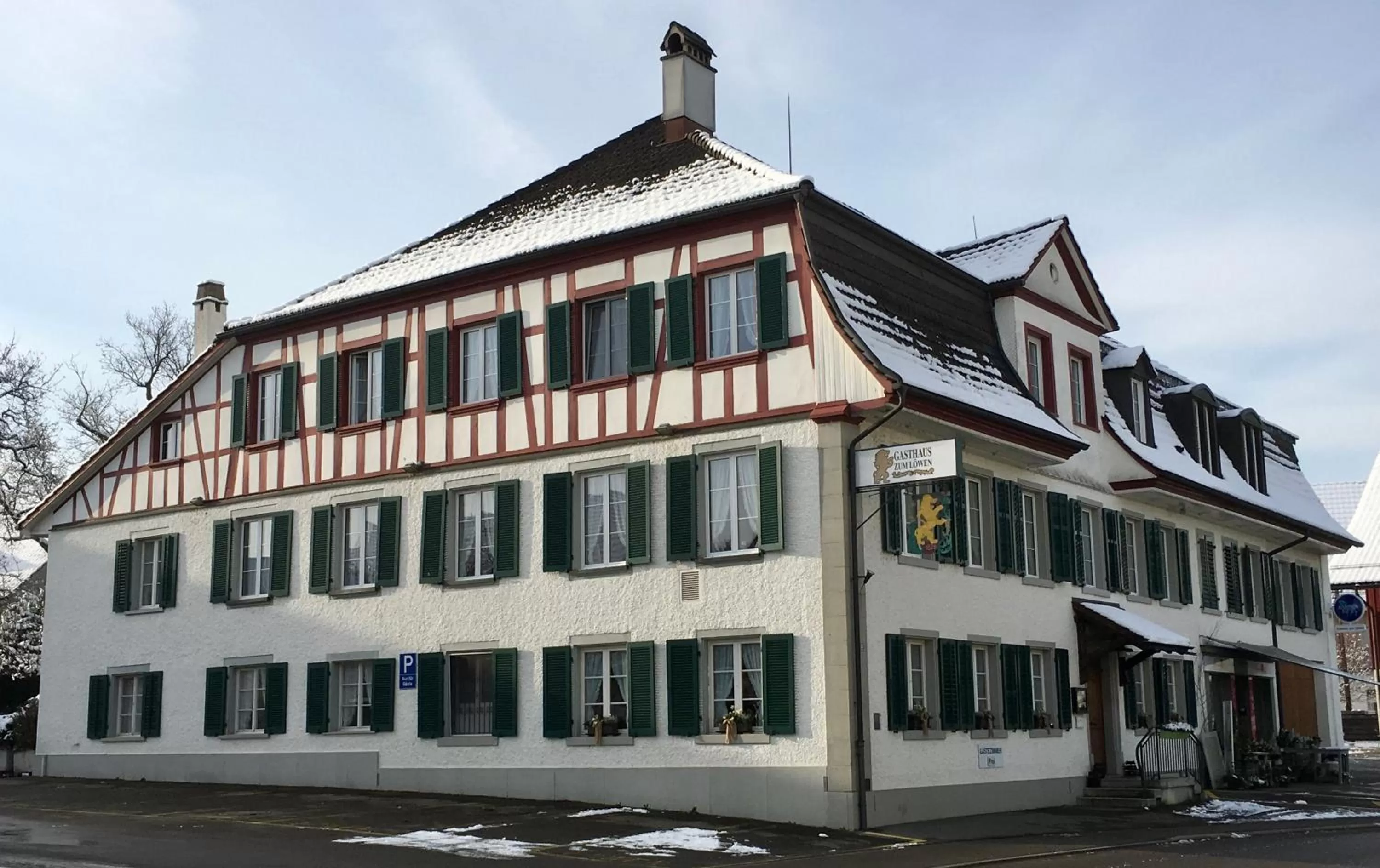 Facade/entrance, Winter in Gasthaus zum Löwen
