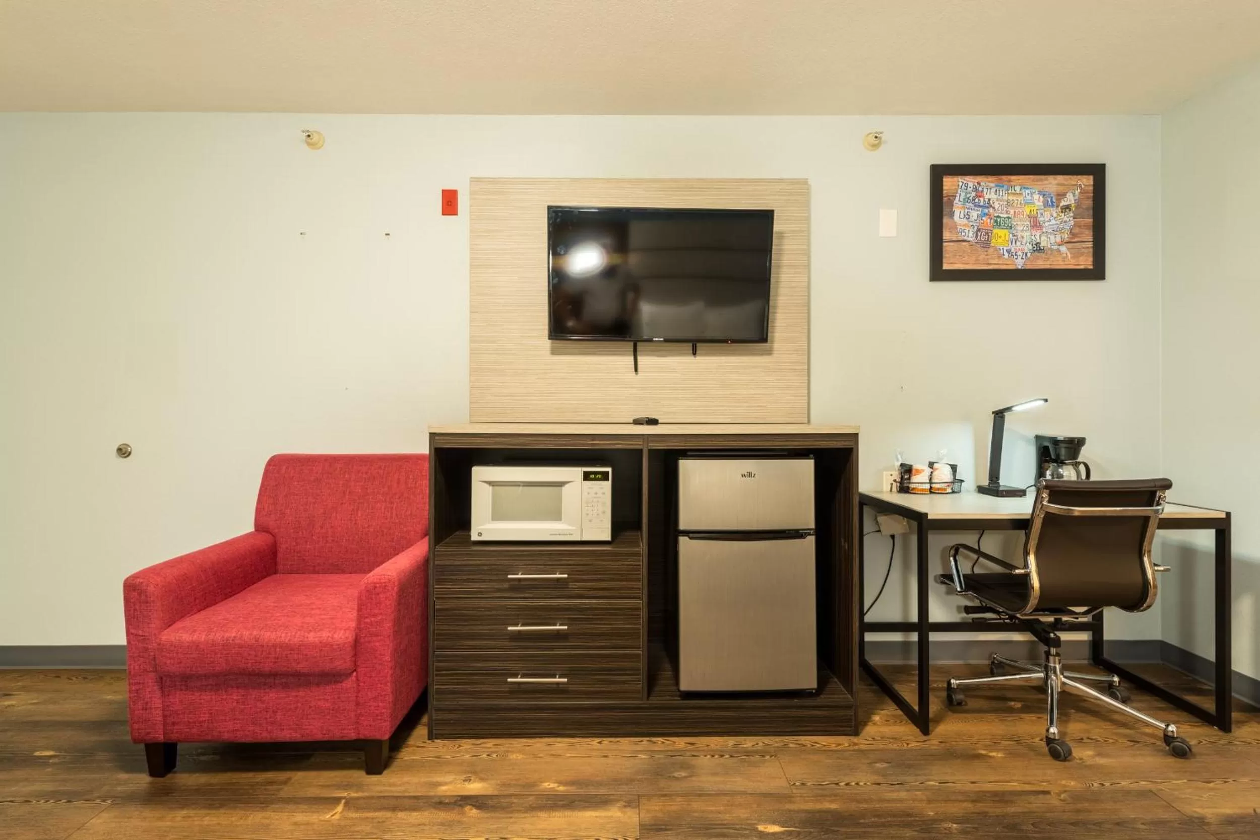 TV and multimedia in Quality Inn & Suites Manitou Springs at Pikes Peak