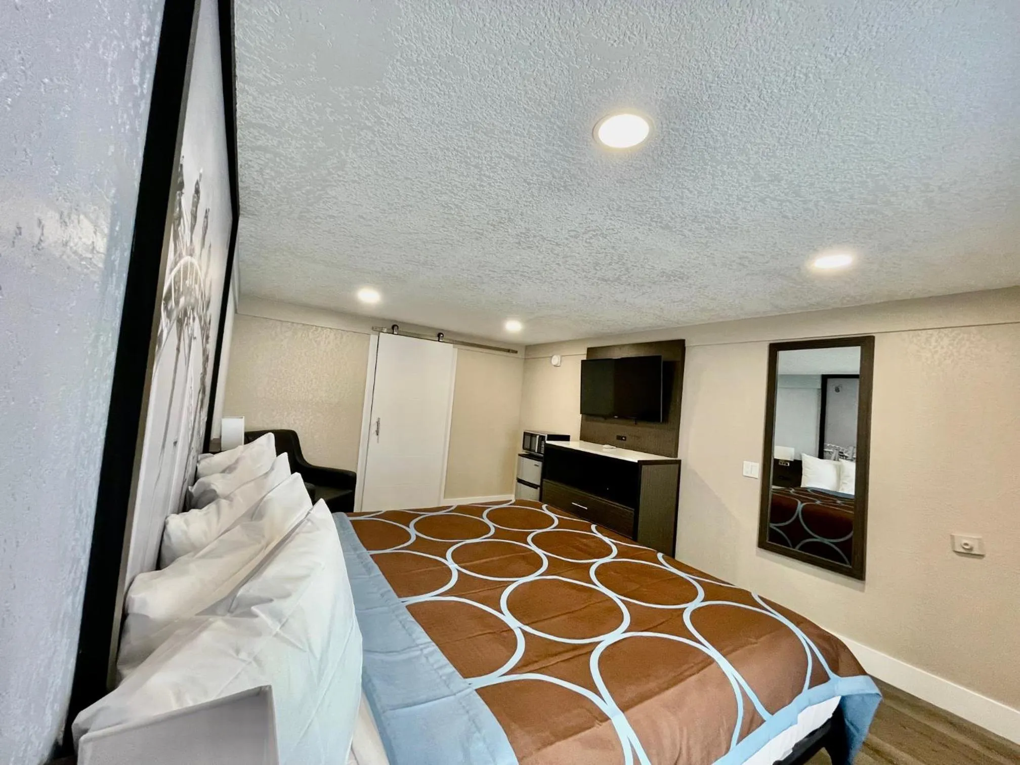 Photo of the whole room, Bed in Super 8 by Wyndham Kissimmee-Orlando