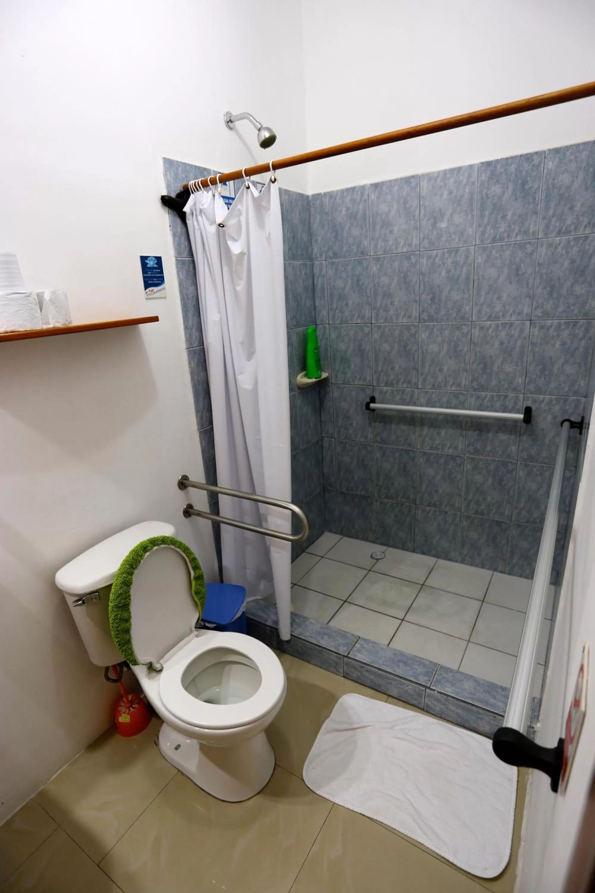 Shower, Bathroom in The Galapagos Pearl B&B