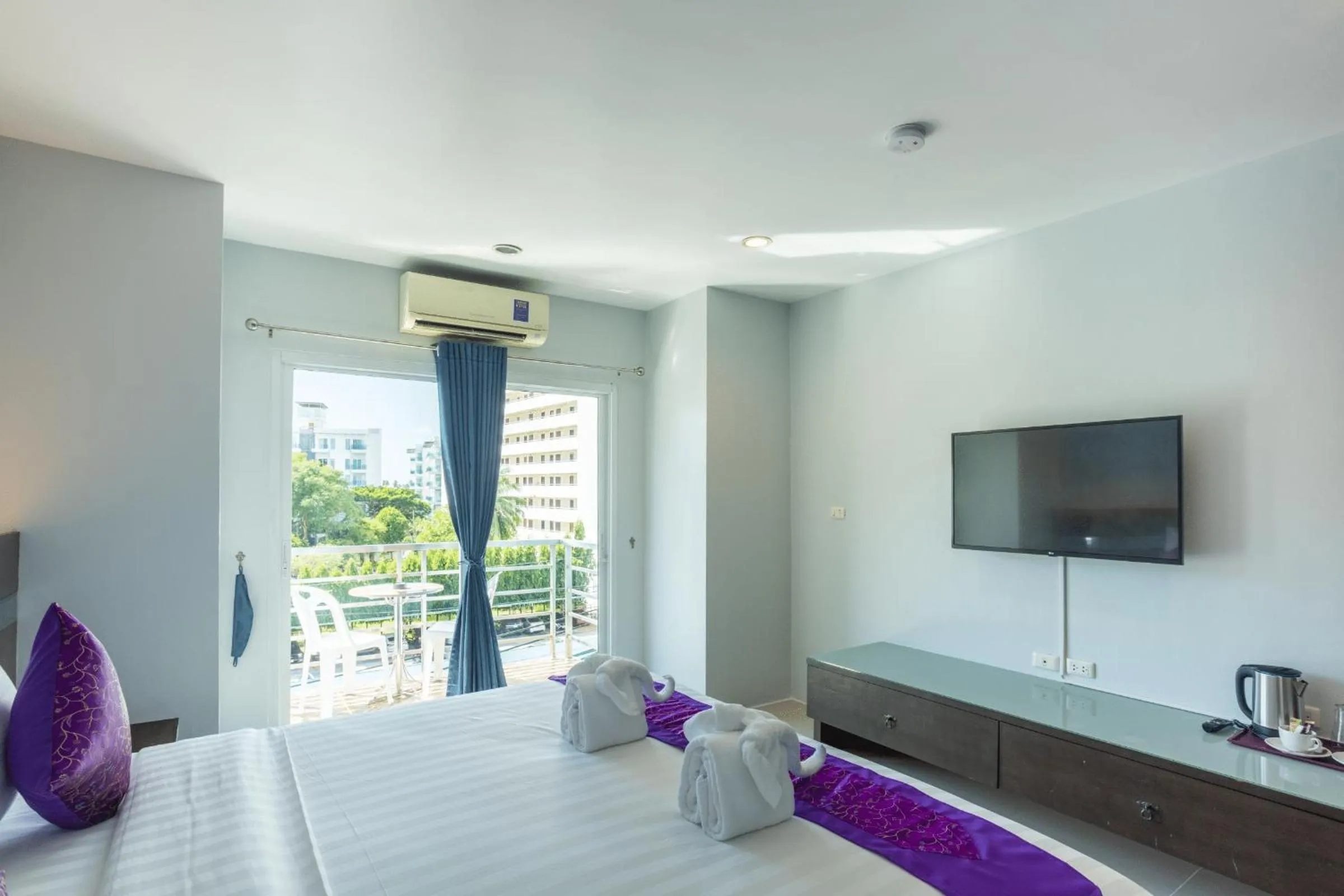 Balcony/Terrace, Bed in The Great @Patong Hotel