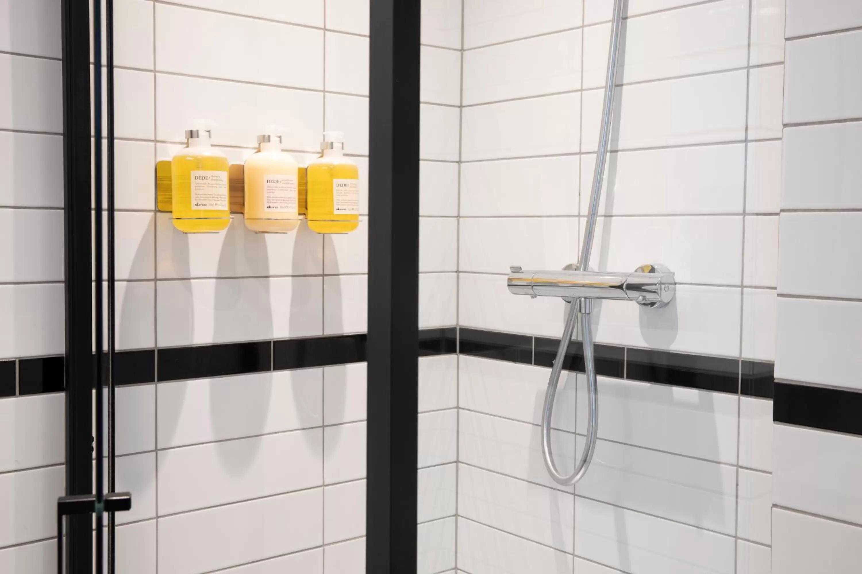 Shower, Bathroom in Bedford Corner Hotel