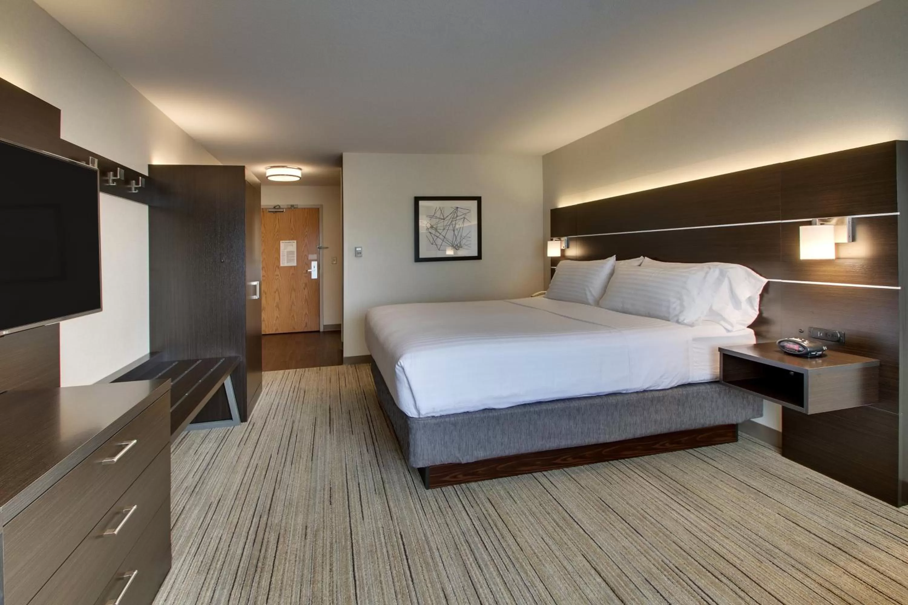 Photo of the whole room, Bed in Holiday Inn Express Hotel & Suites Morris by IHG