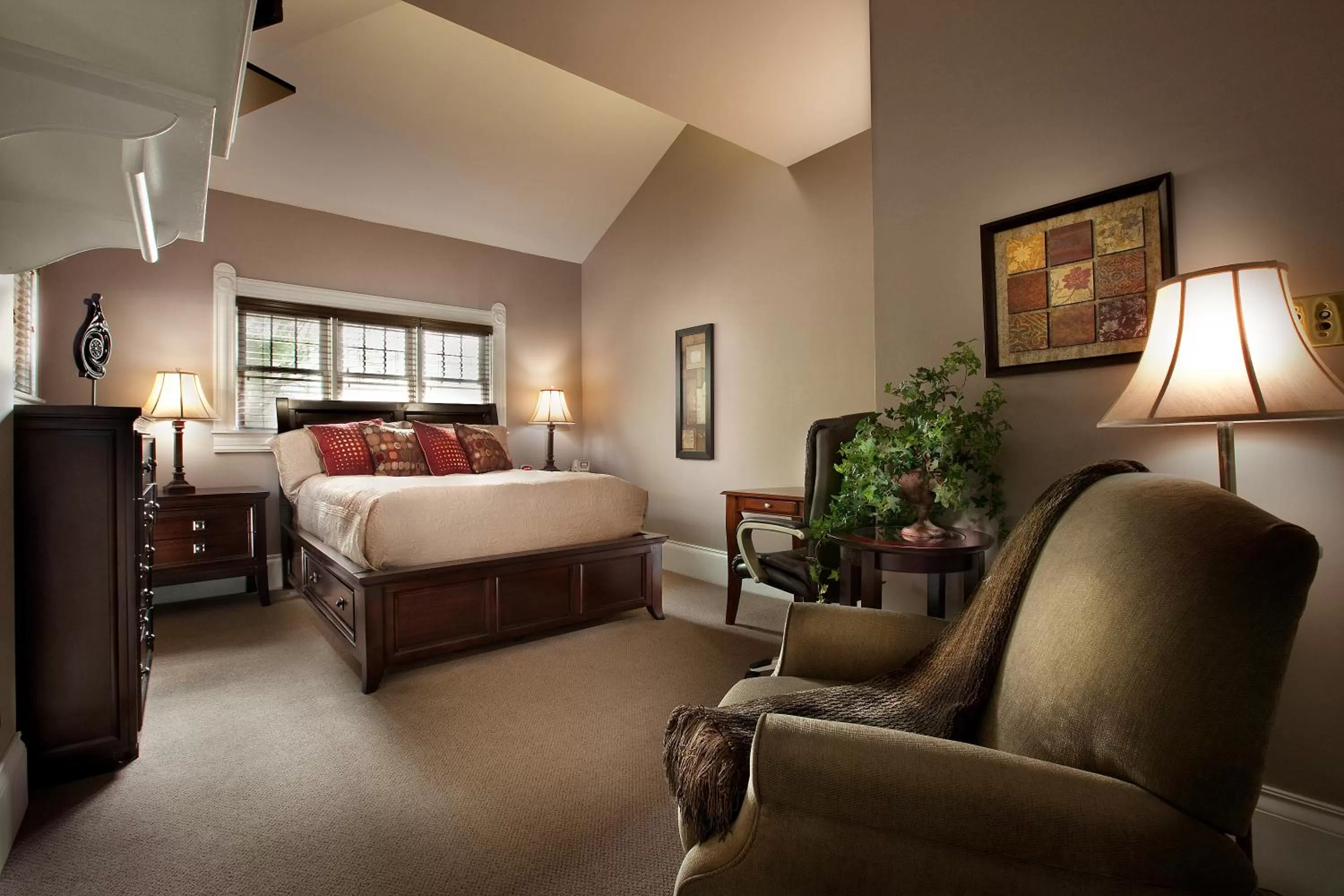 Photo of the whole room, Bed in Grant Street Inn - Bloomington