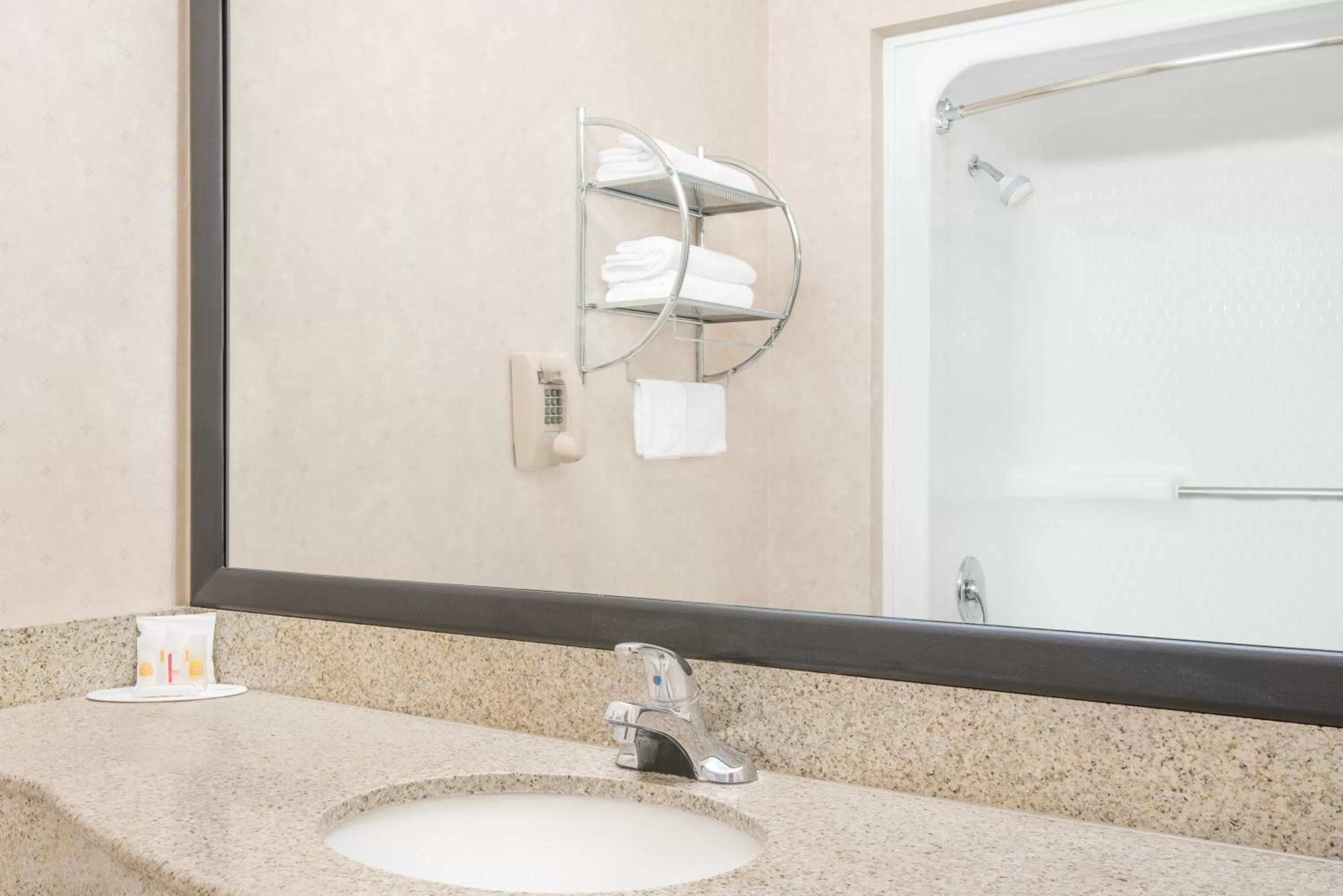 Bathroom in Days Inn & Suites by Wyndham Dumas