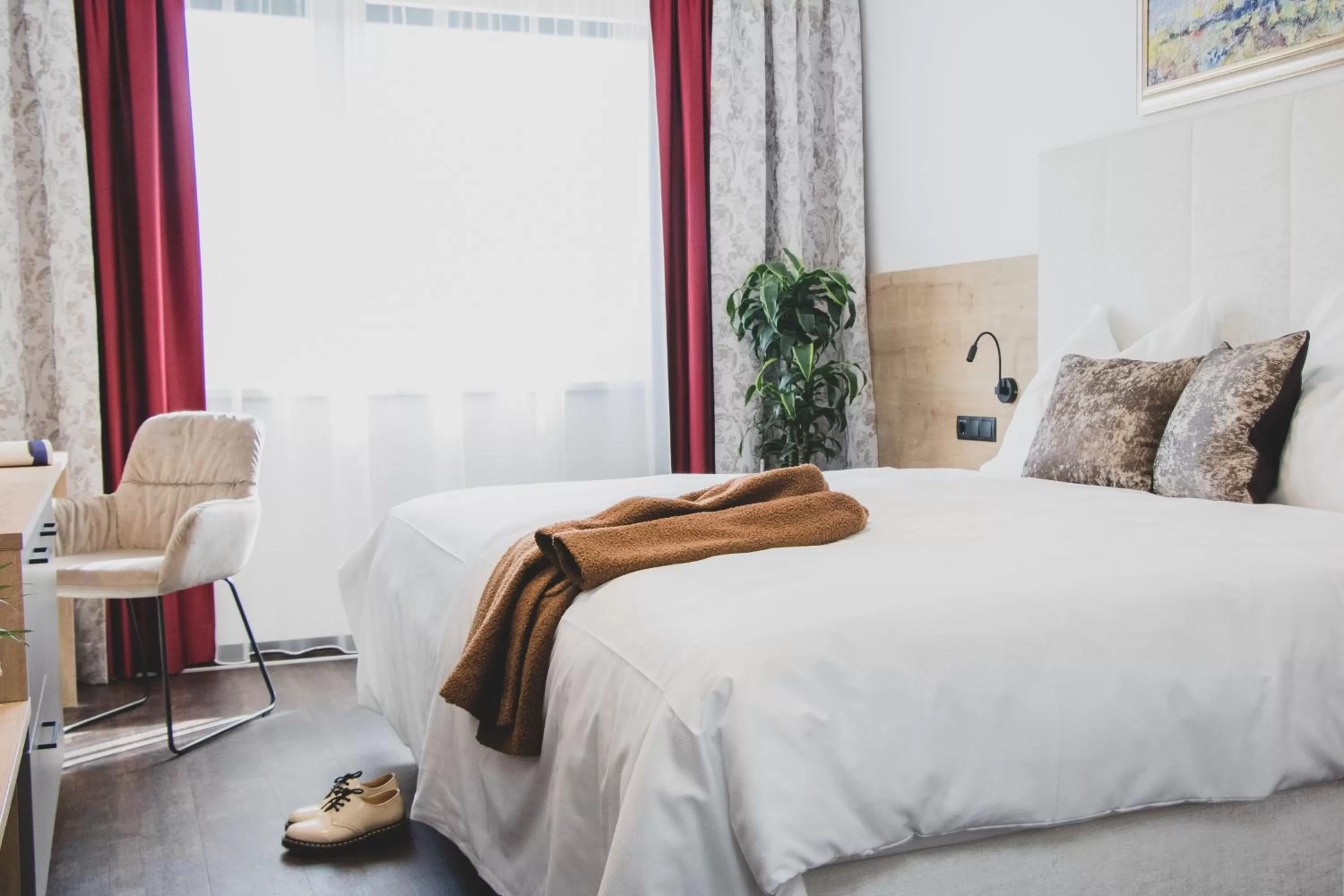 Photo of the whole room, Bed in EDELMANNs Hotel