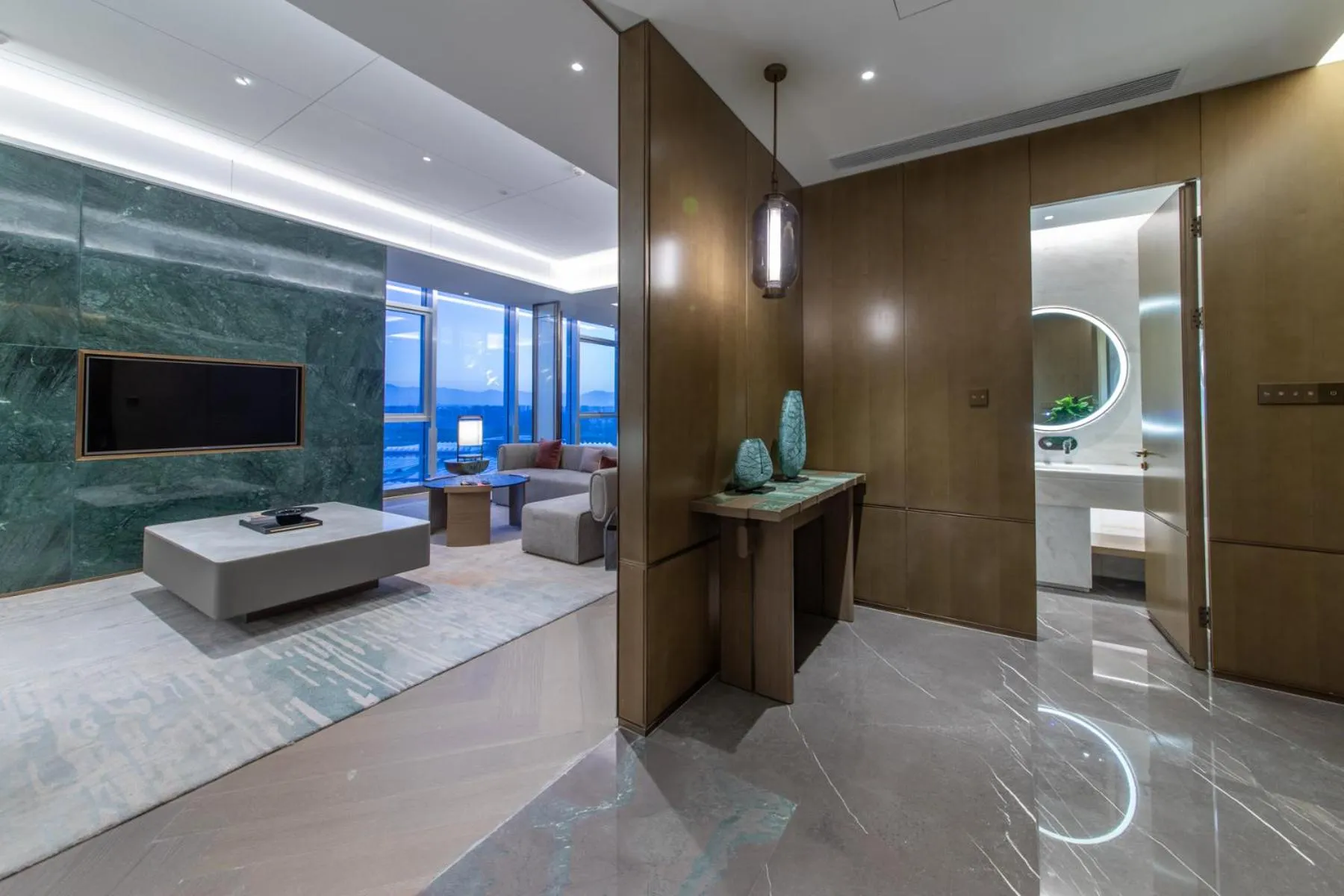 Photo of the whole room, Bed in HUALUXE Xi'an Chanba by IHG