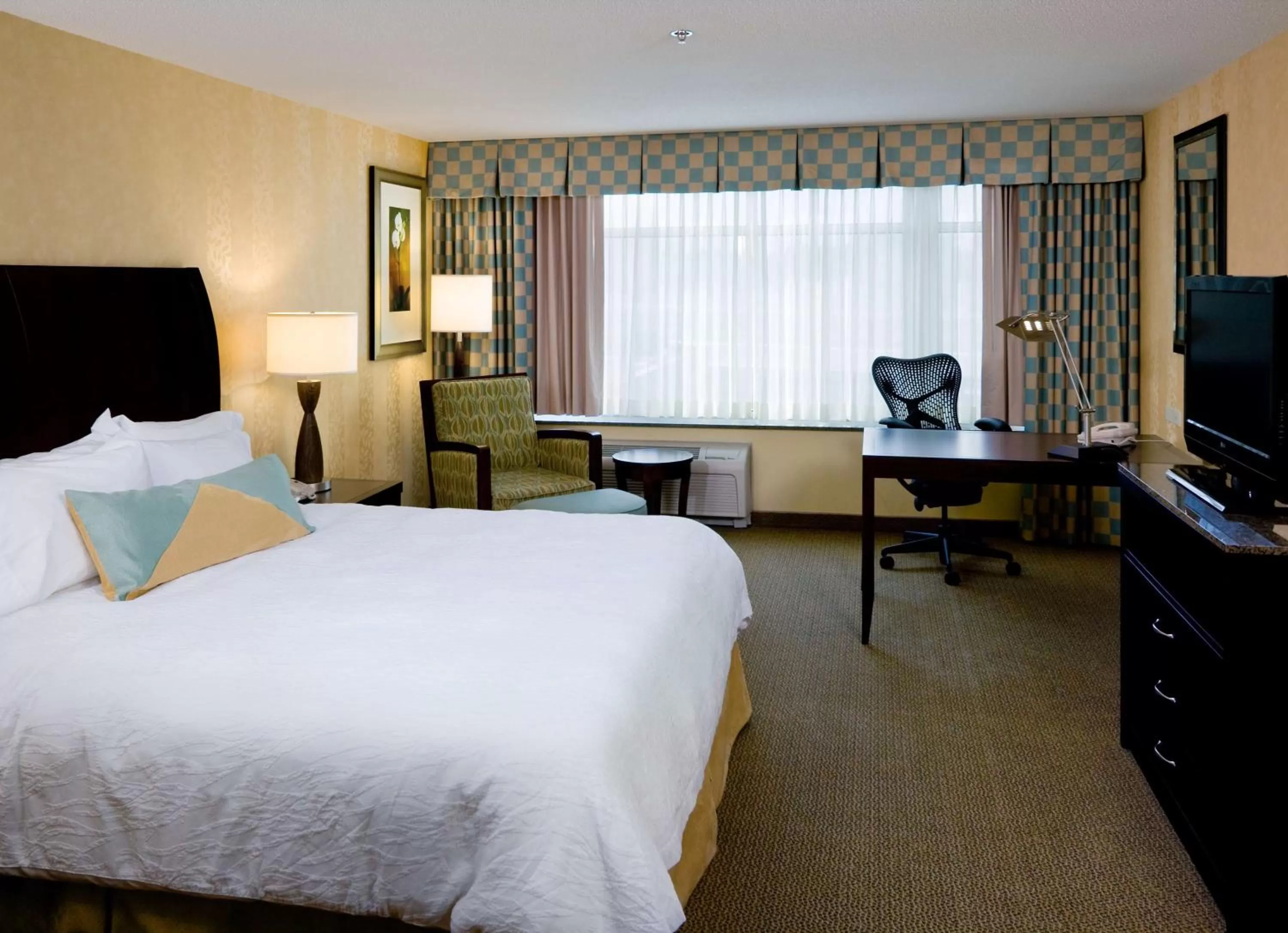 Junior King Suite with Seating Area in Hilton Garden Inn Mankato Downtown