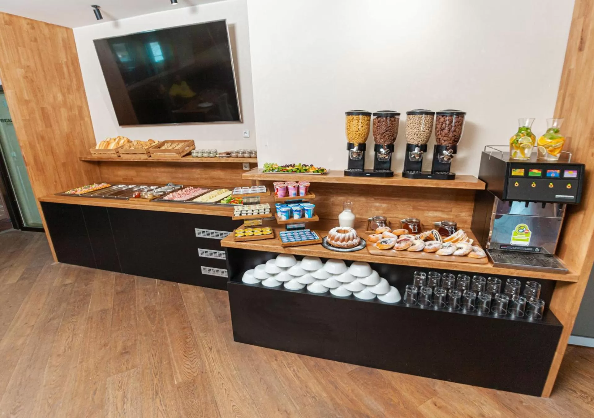 Restaurant/places to eat in Hotel Kras