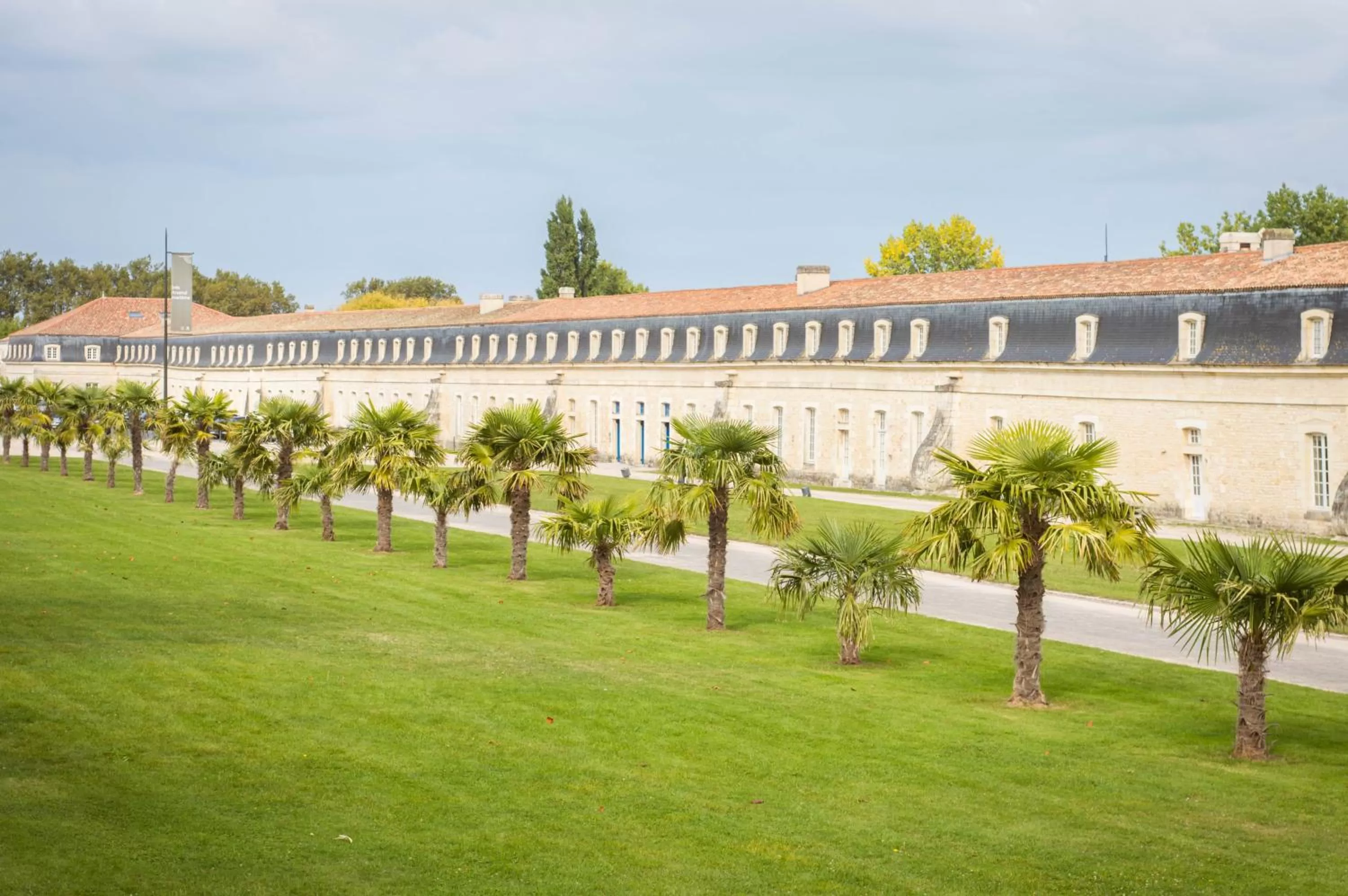 Nearby landmark in L'esprit du 8