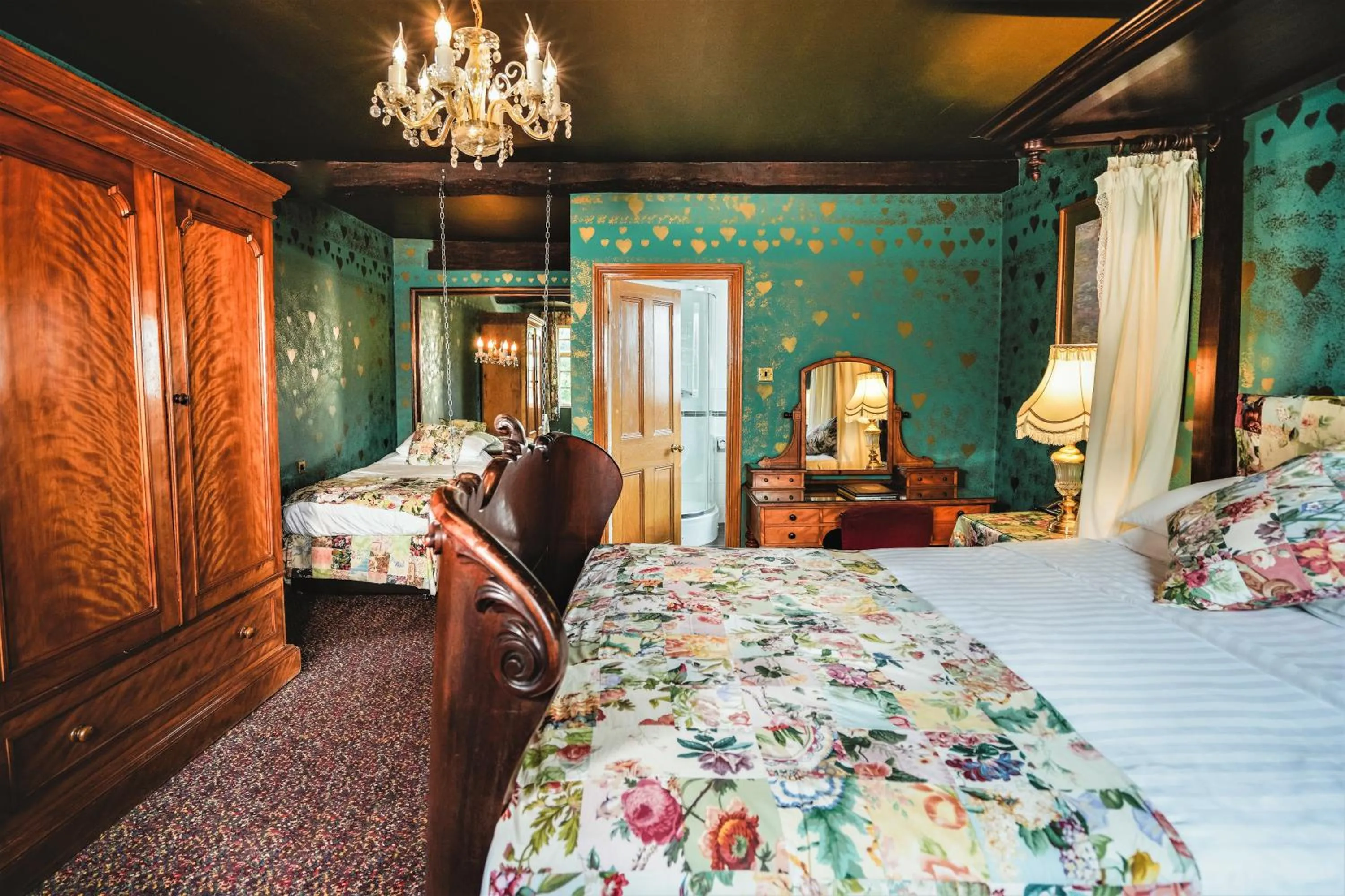 Bed in Hundred House Hotel