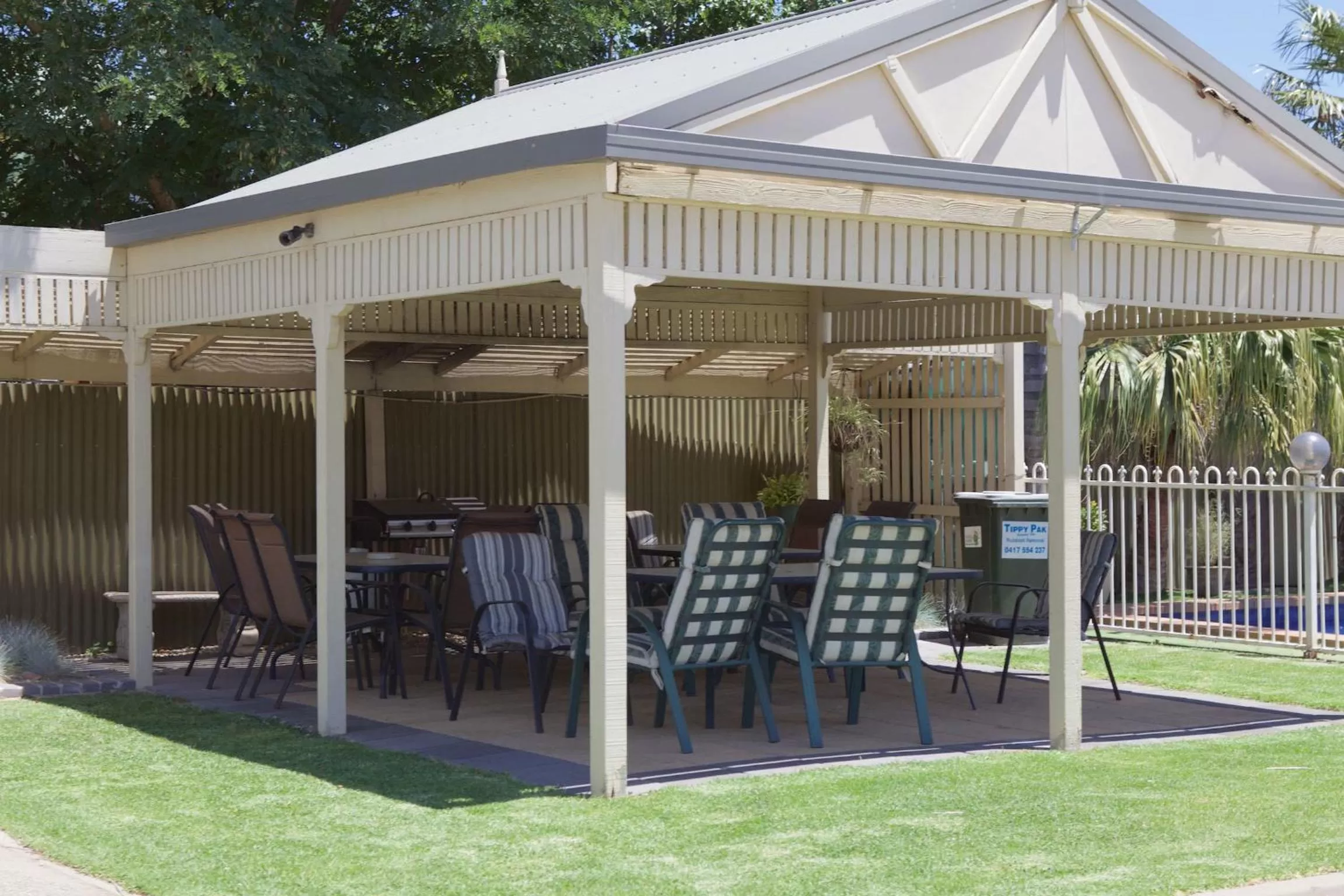 Swimming pool in Paddlewheel Motel