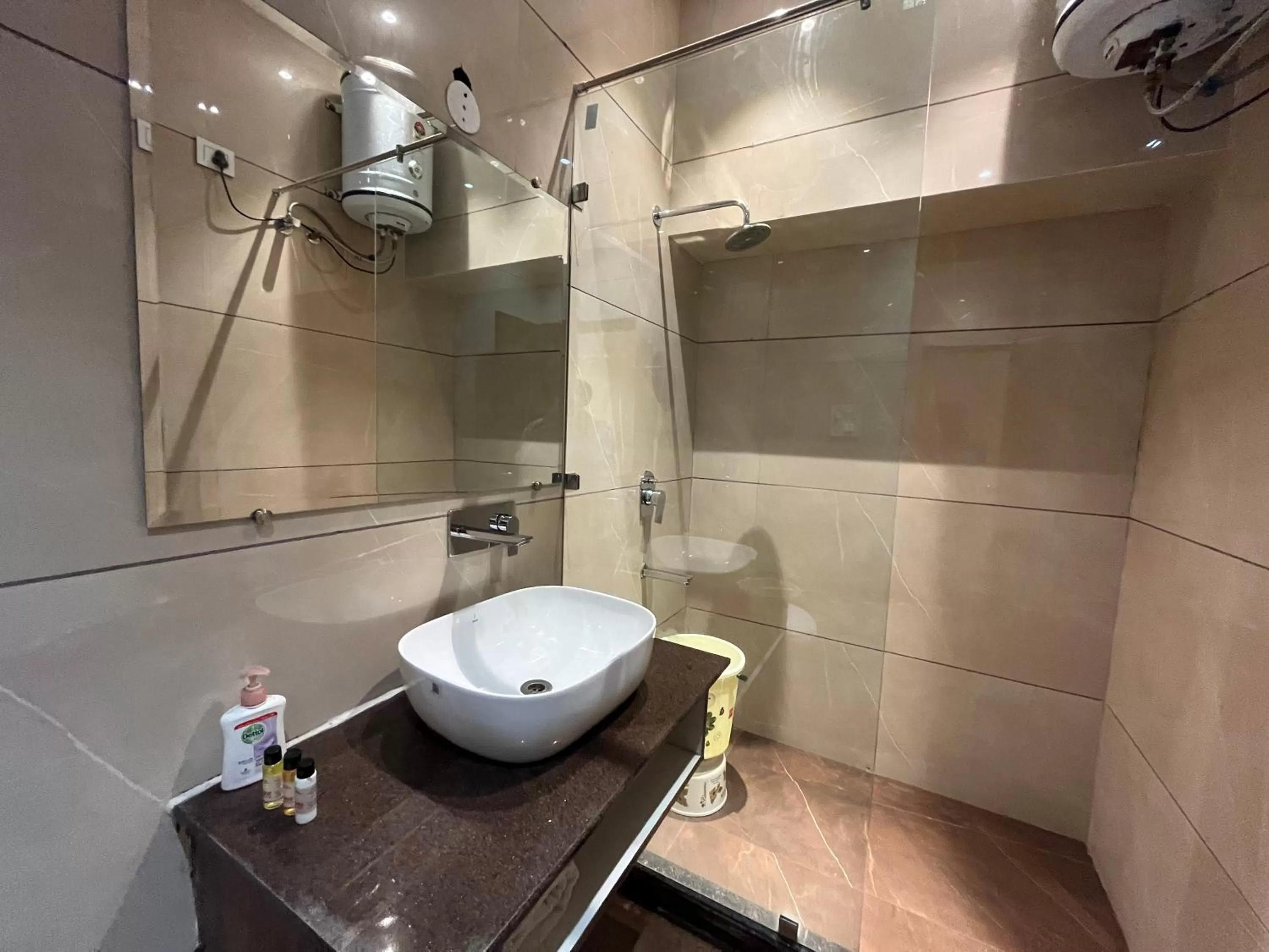 Bathroom in Hotel Exotic - 5 min walk from Golden Temple