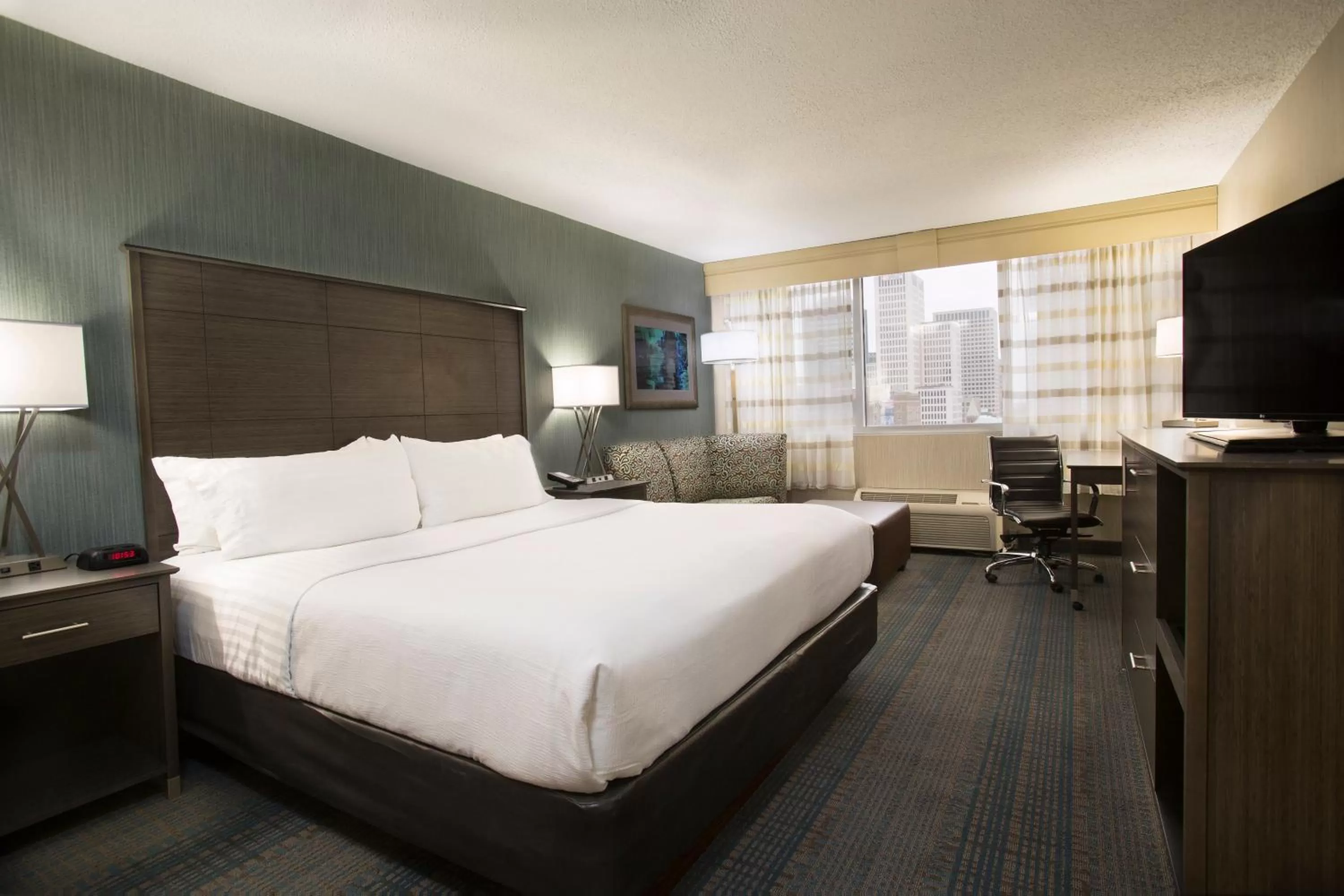 Photo of the whole room, Bed in Holiday Inn Columbus Dwtn-Capitol Square by IHG