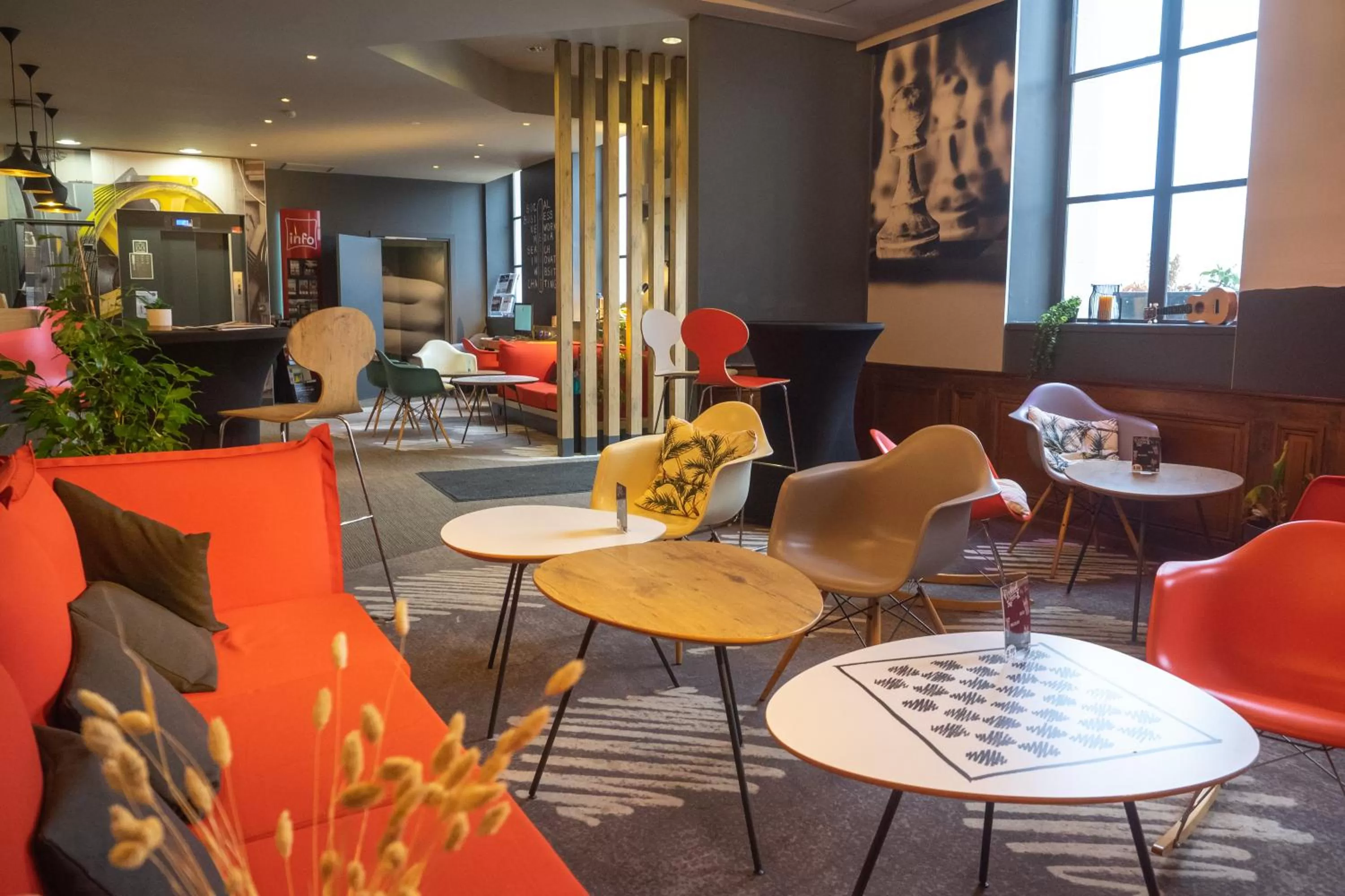 Lounge or bar in ibis Douai Centre