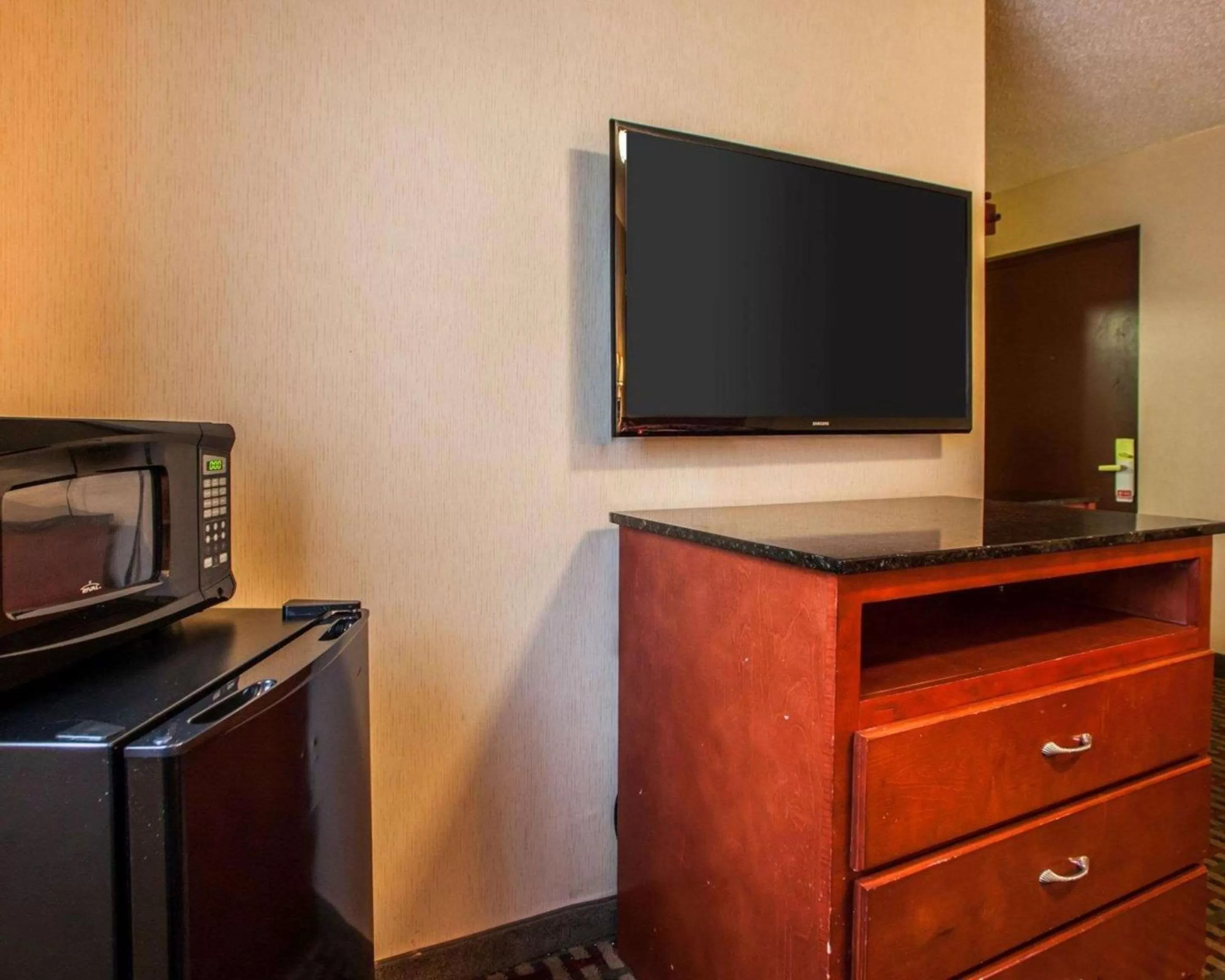 Photo of the whole room in Rodeway Inn Paterson Great Falls Park Area