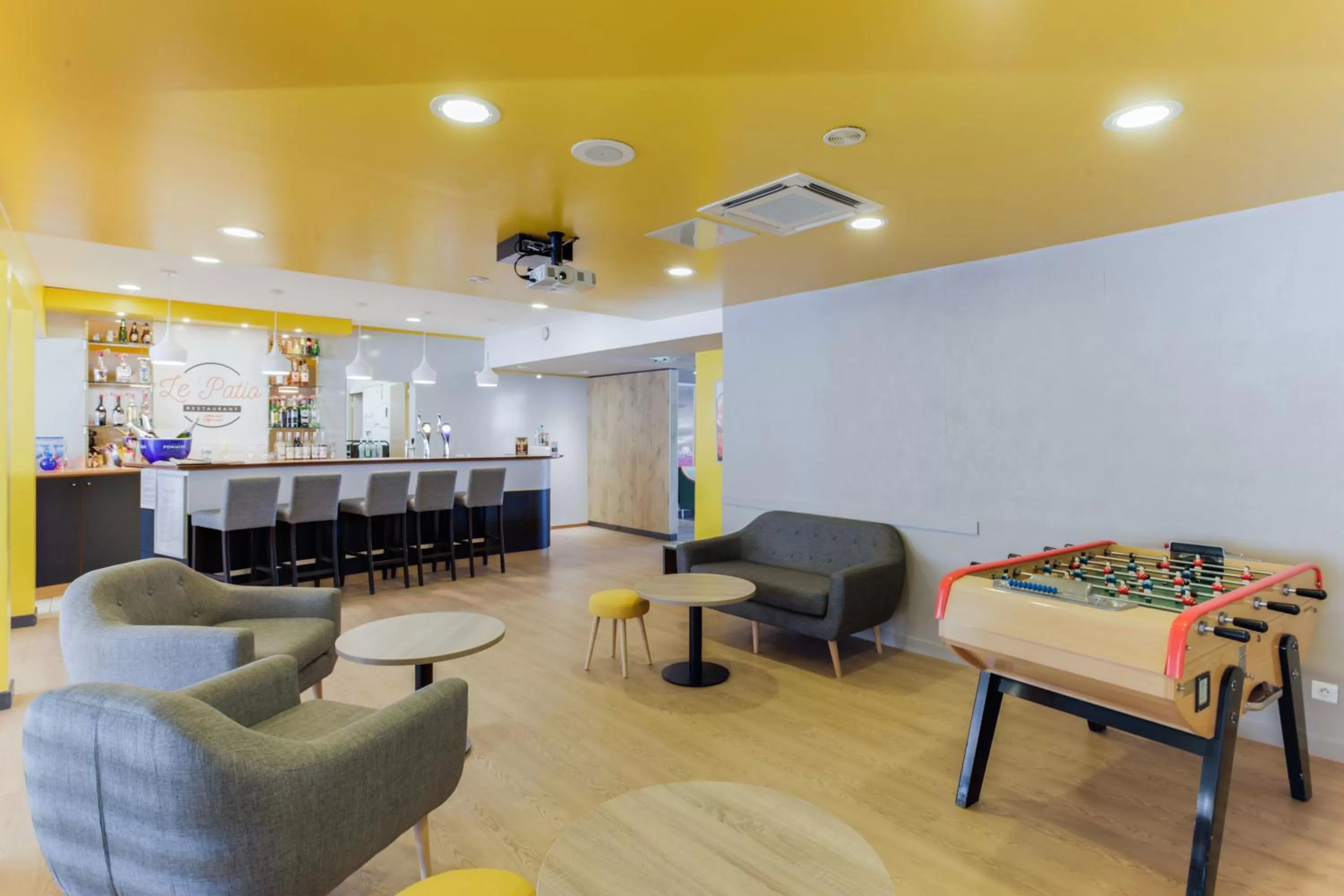 Lounge or bar in ibis Montélimar Nord