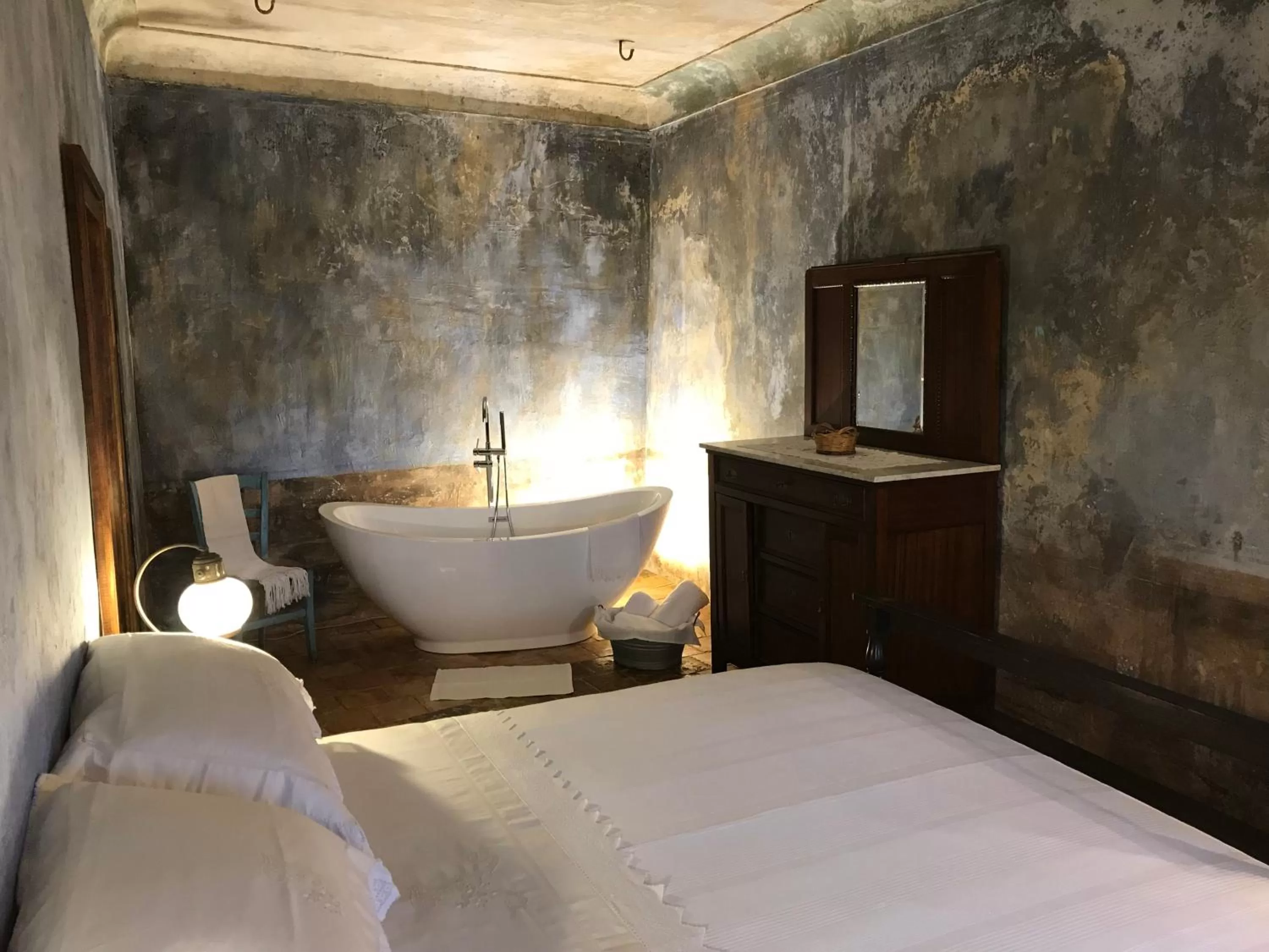 Photo of the whole room, Bed in Charme in Perillis