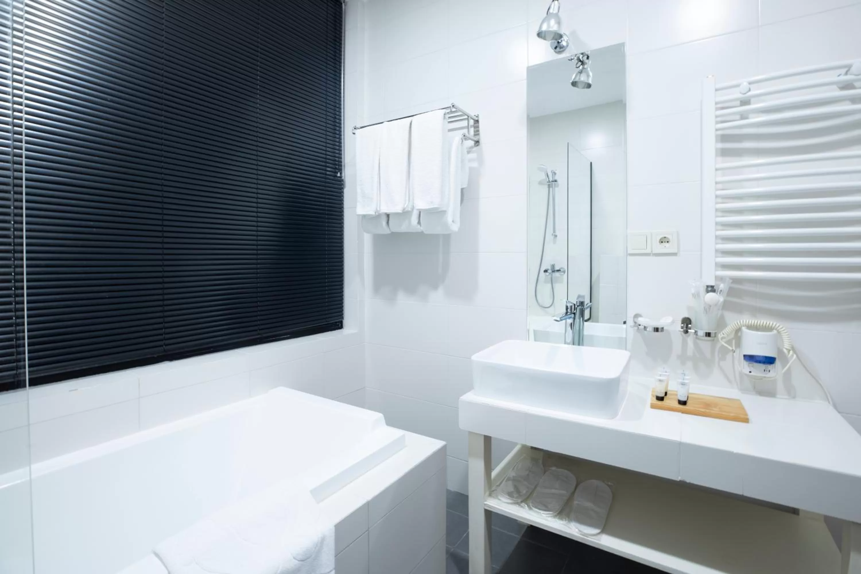 Shower in Citadel Narikala Hotel