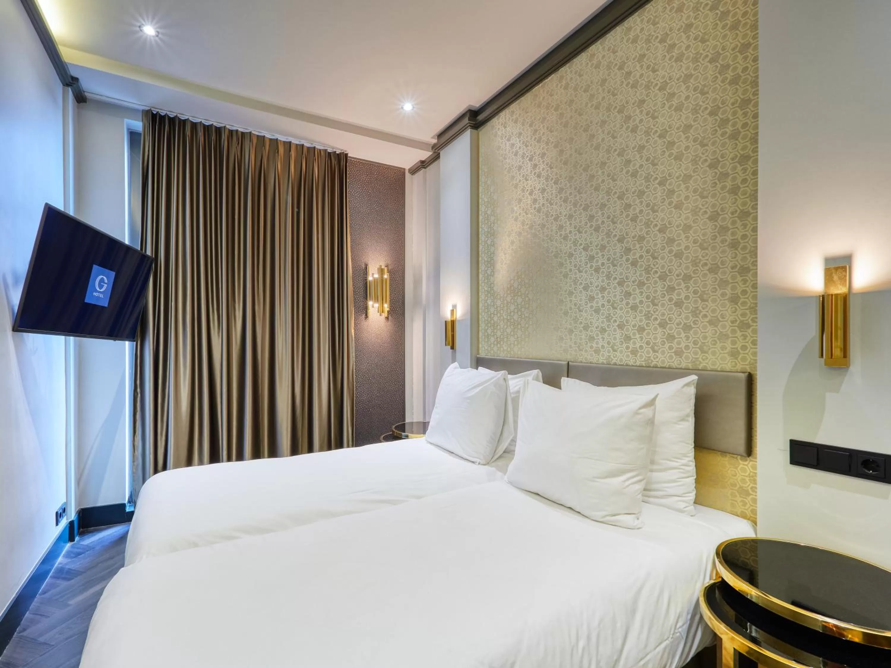 Communal lounge/ TV room, Bed in Triple G Hotels