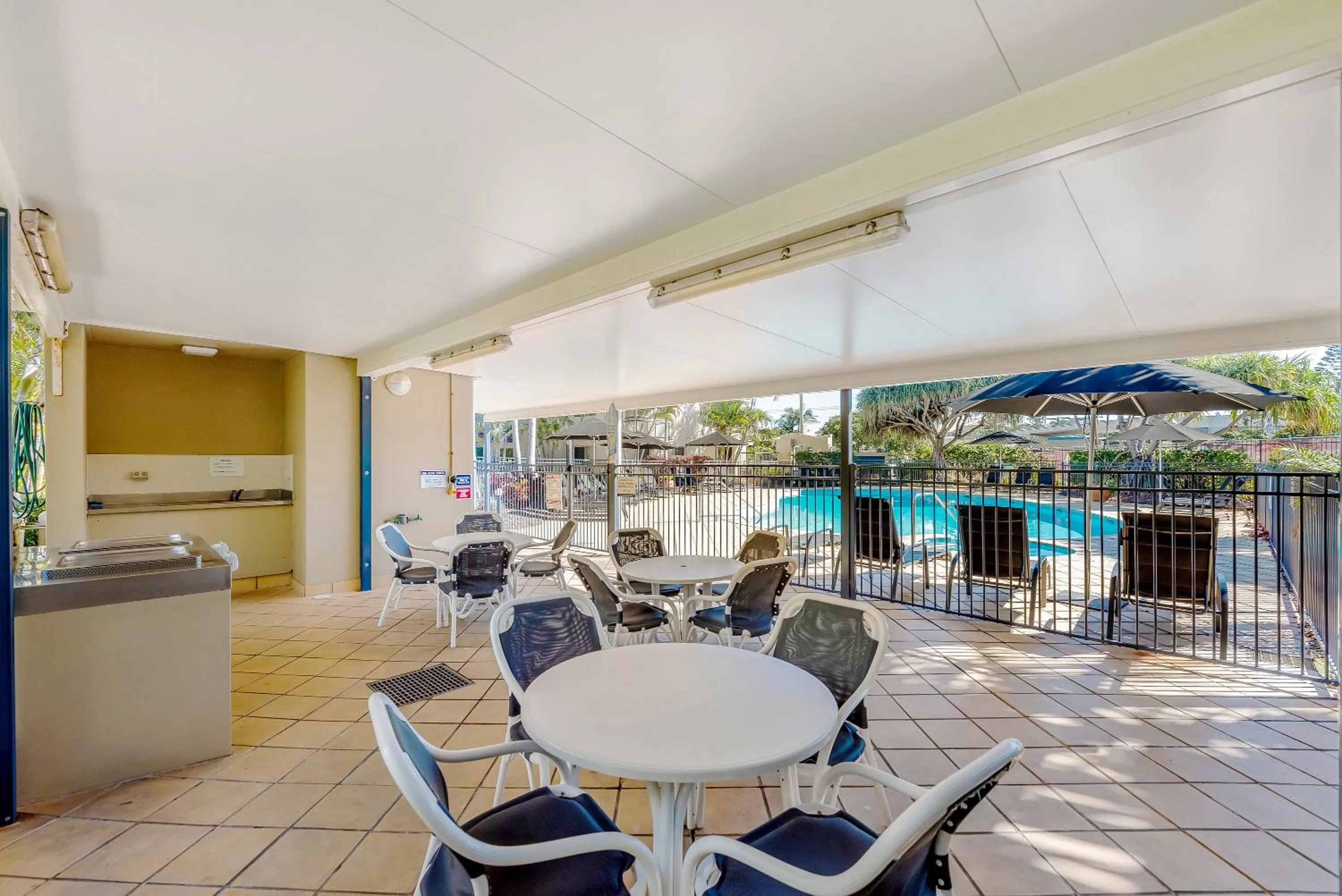 BBQ facilities in Golden Riviera Absolute Beachfront Resort