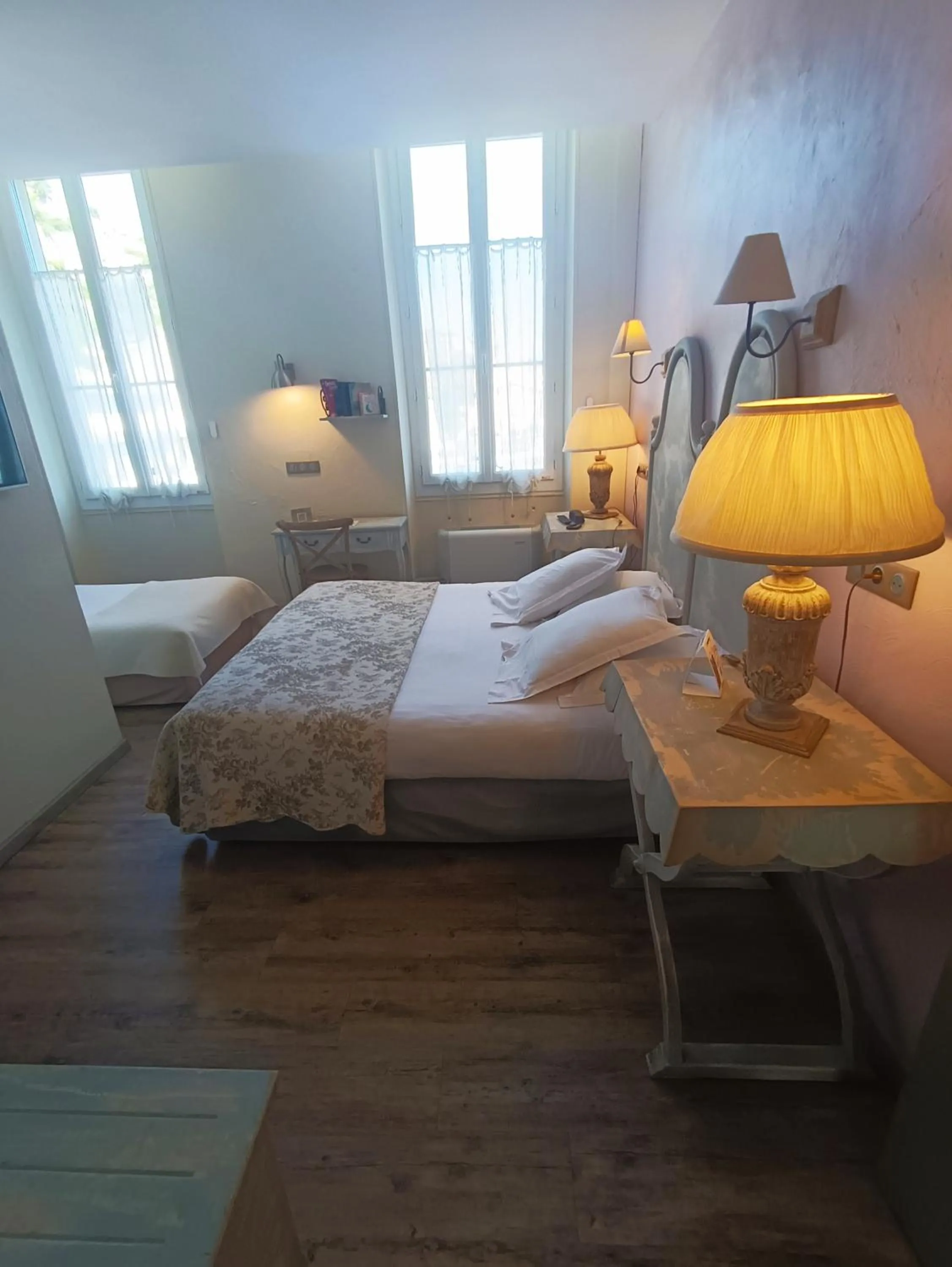 Property building, Bed in The Originals Boutique, Hôtel du Parc, Cavaillon