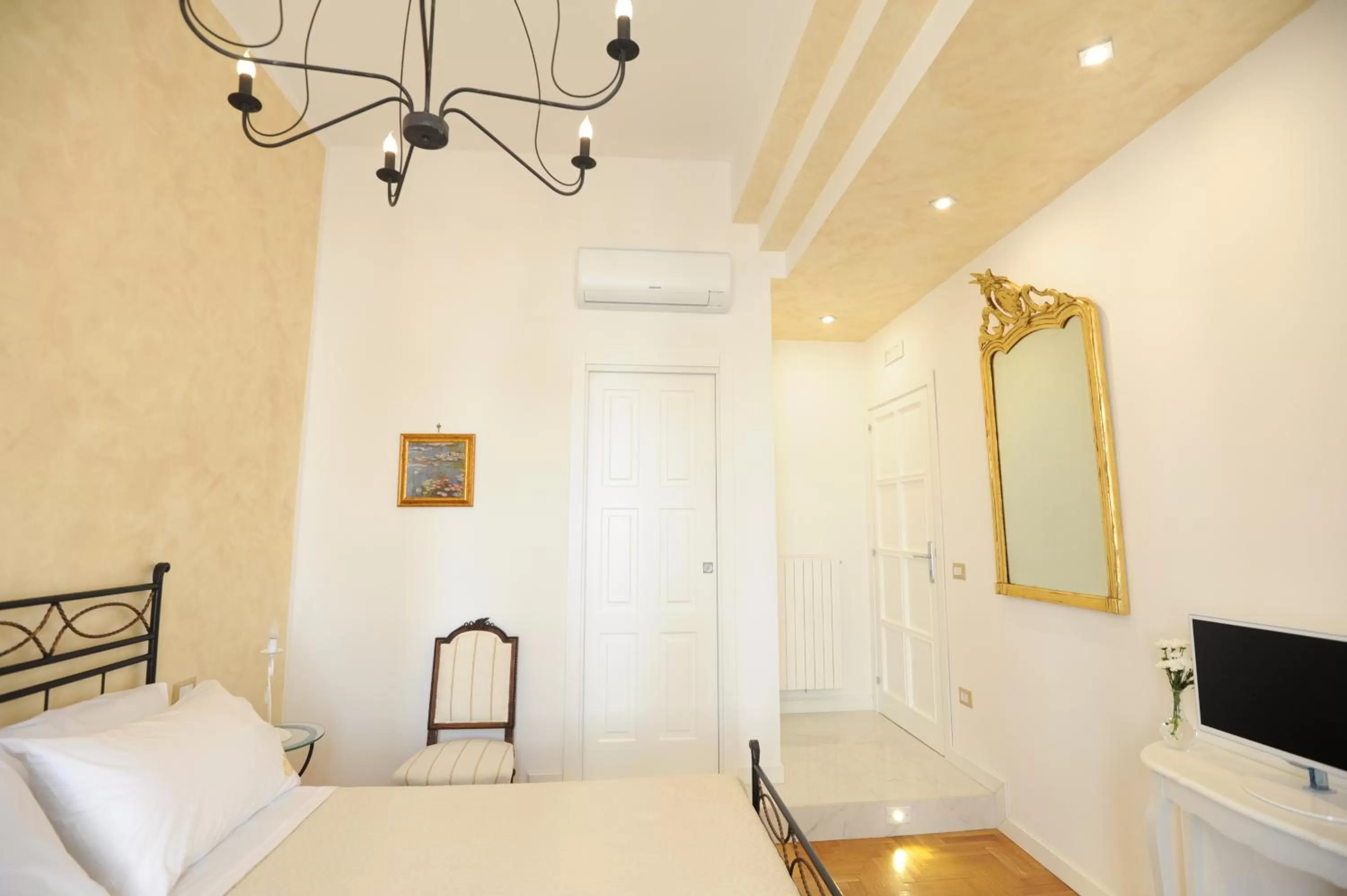 Photo of the whole room, Bed in Residenza Borbonica