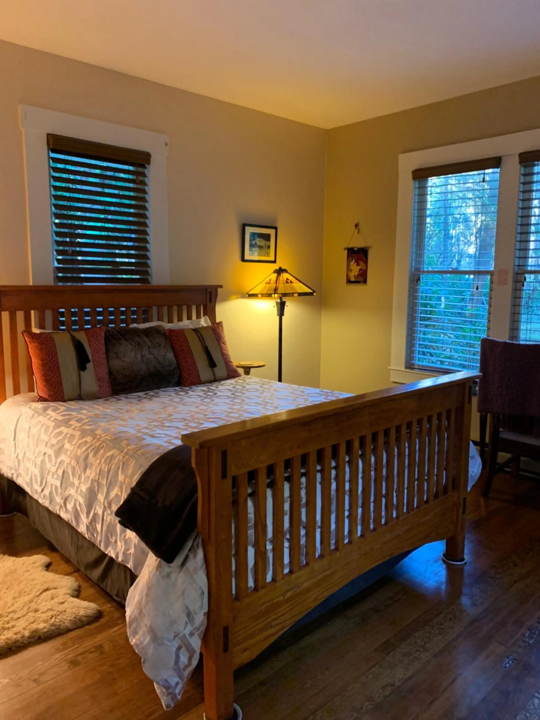 Bedroom, Bed in Mountain Meadows Inn & Chalet Suites