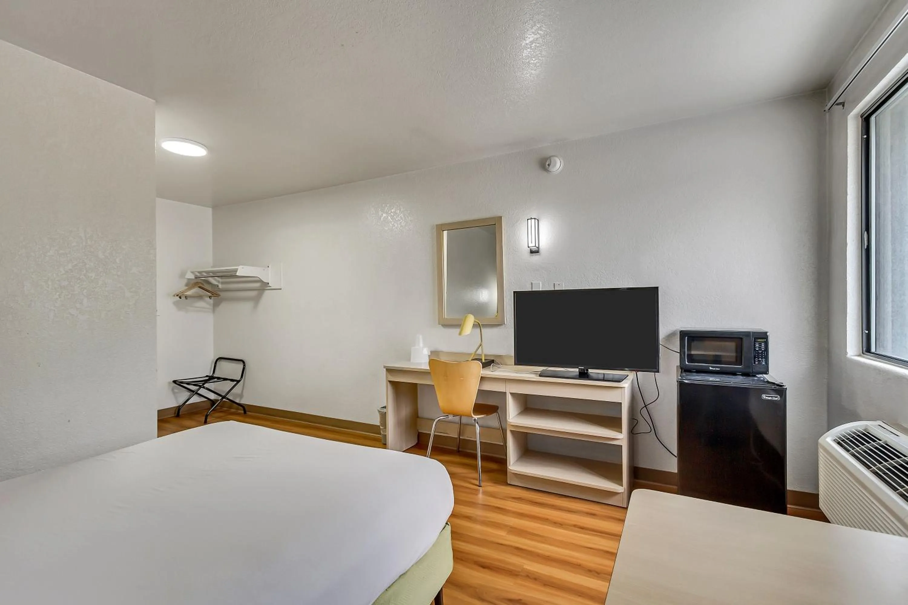 Photo of the whole room, Bed in Motel 6 Ogden, UT- Downtown